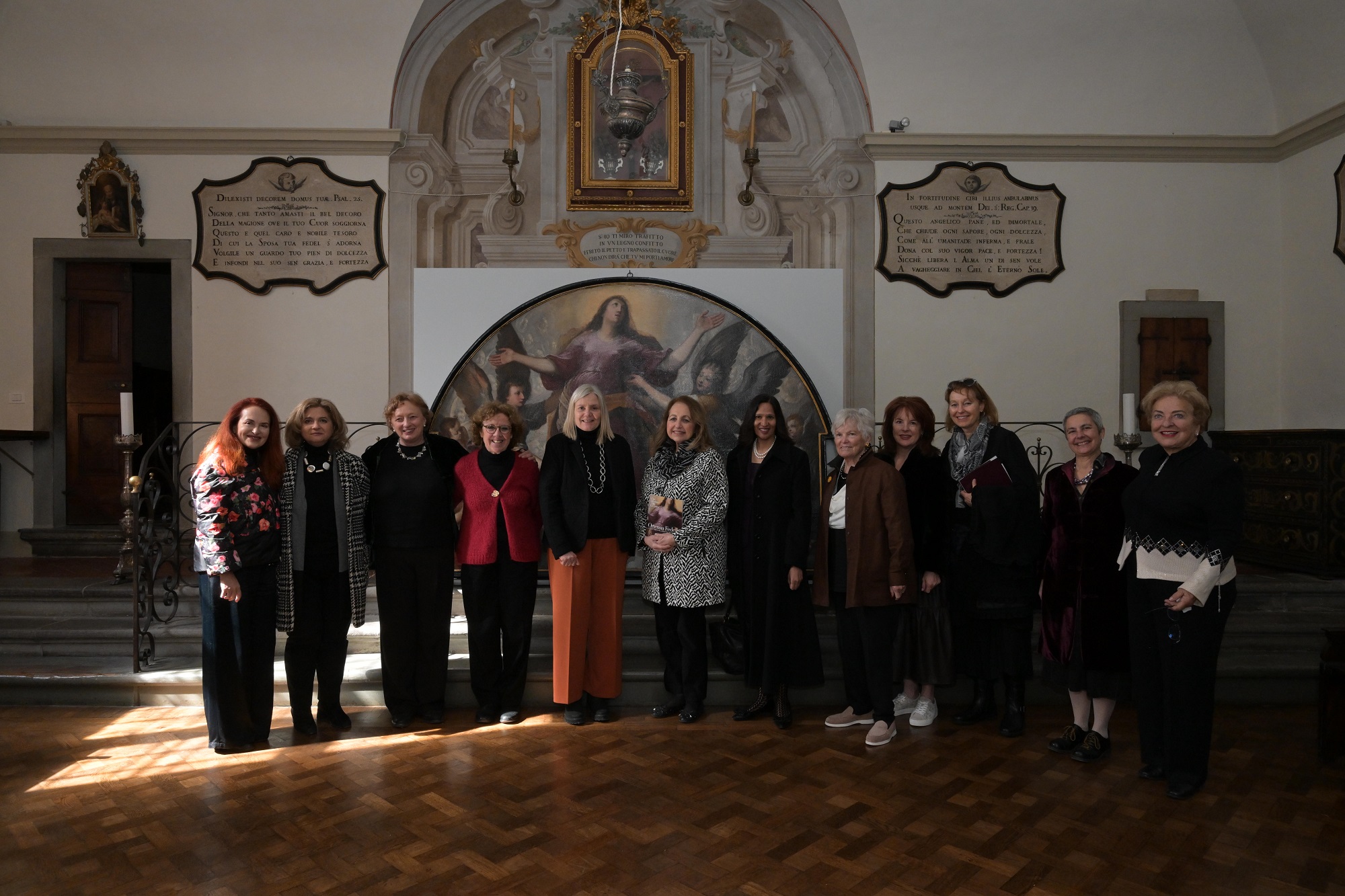 - foto di gruppo davanti al dipinto (la terza da sinistra è Donatella Pegazzano, poi - proseguendo verso destra - Rossella Lari, Alessandra Petrucci, Suzanne Frank, Ragini Gupta)