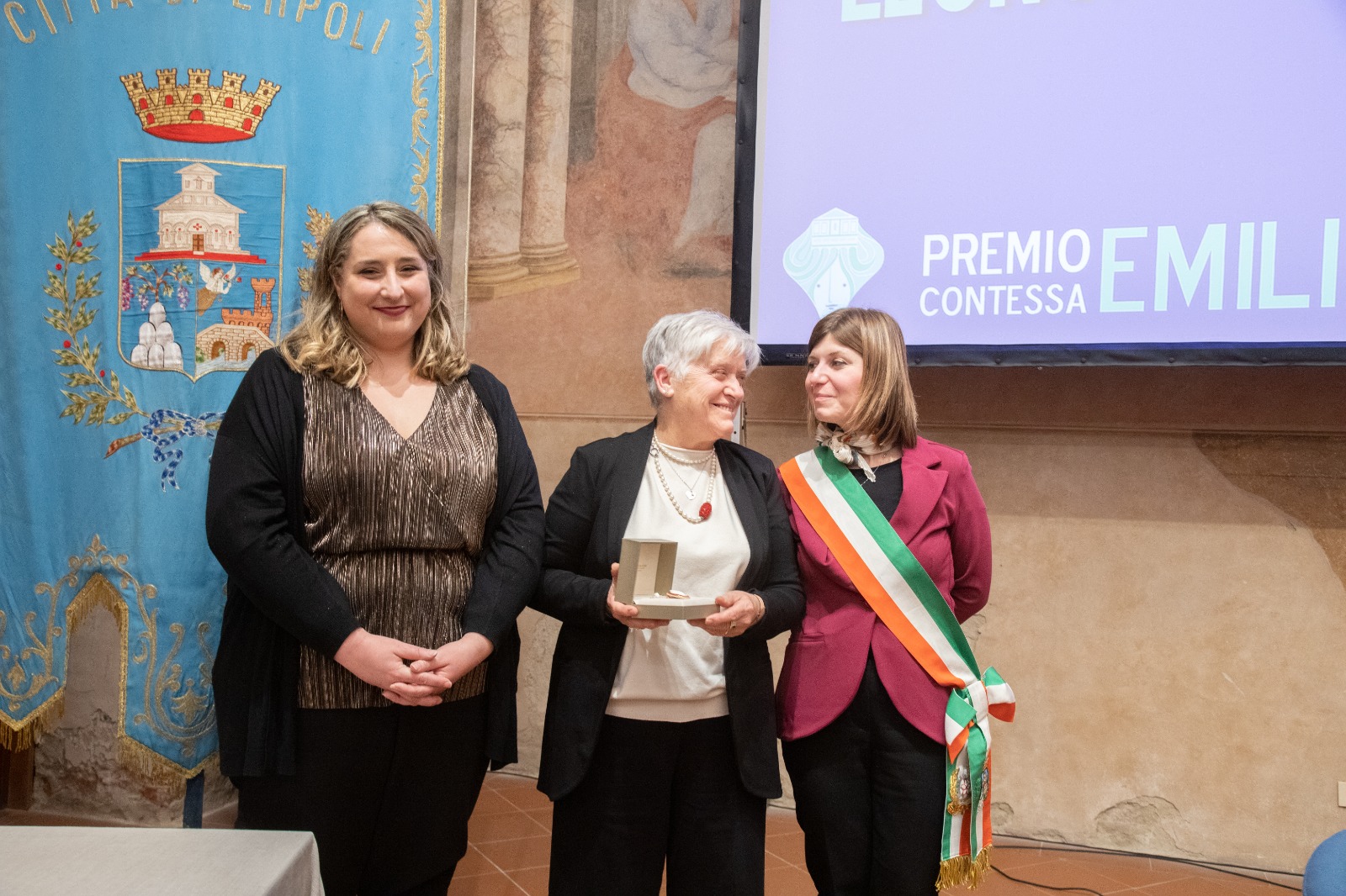 Consegna premio a Anna Maria Leoncini