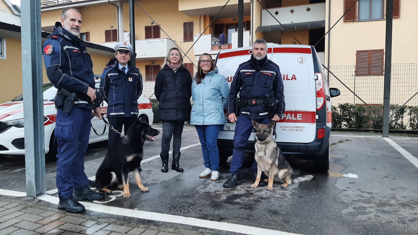 nelle foto la polizia municipale di Montemurlo e i cani dell'unità cinofila e i controlli nelle scuole