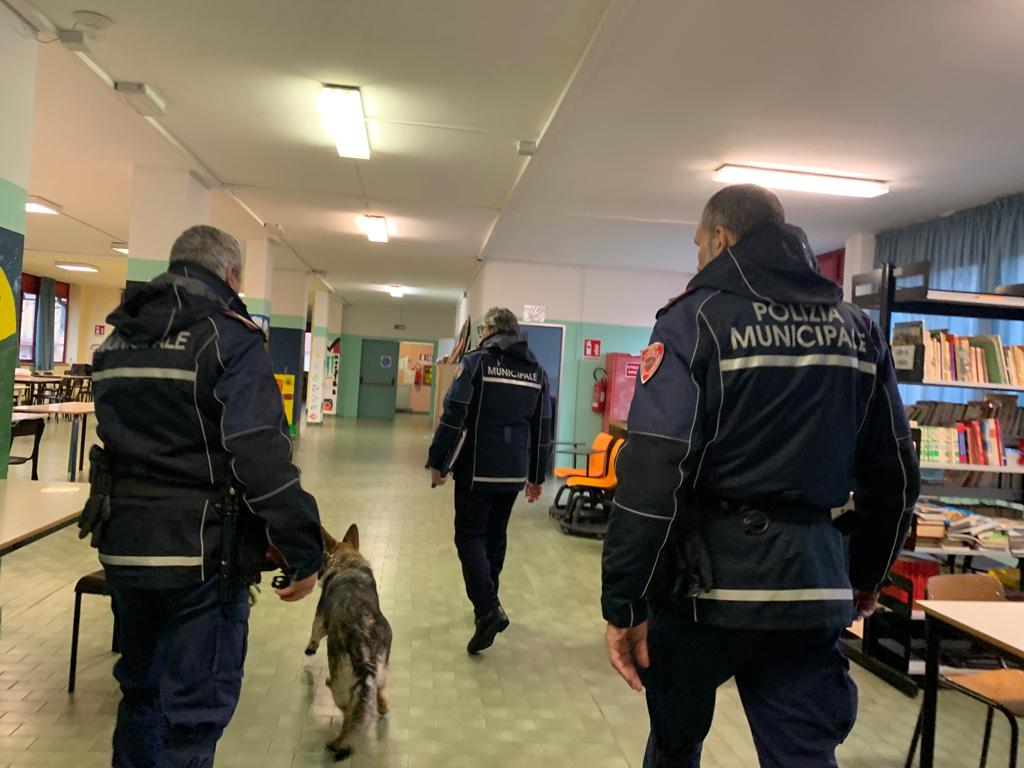 nelle foto la polizia municipale di Montemurlo e i cani dell'unità cinofila e i controlli nelle scuole