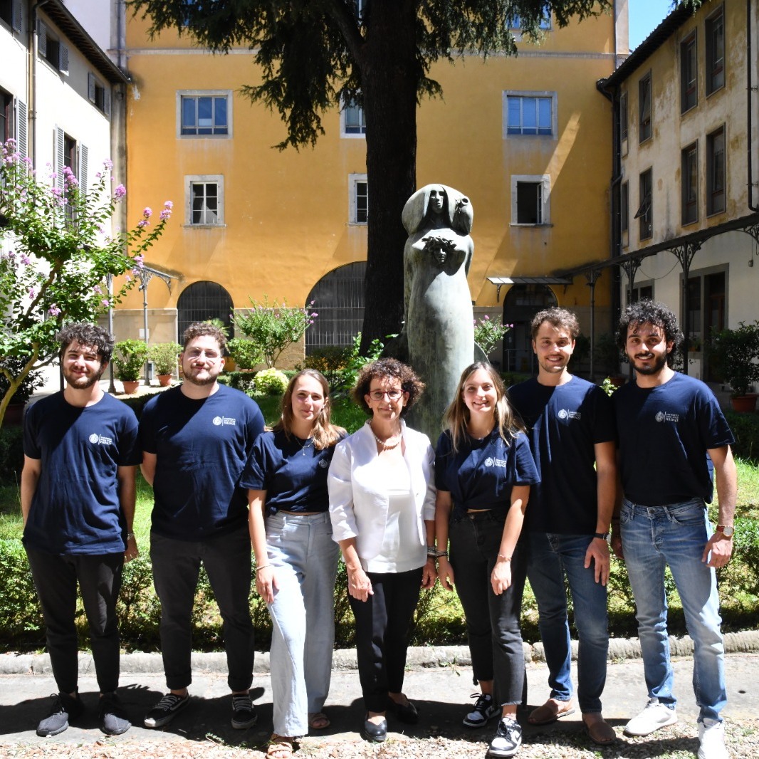 Alcuni dei tutor protagonisti del progetto insieme alla prorettrice alla didattica Ersilia Menesini nel cortile interno del rettorato (Fonte foto Università degli Studi di Firenze)
