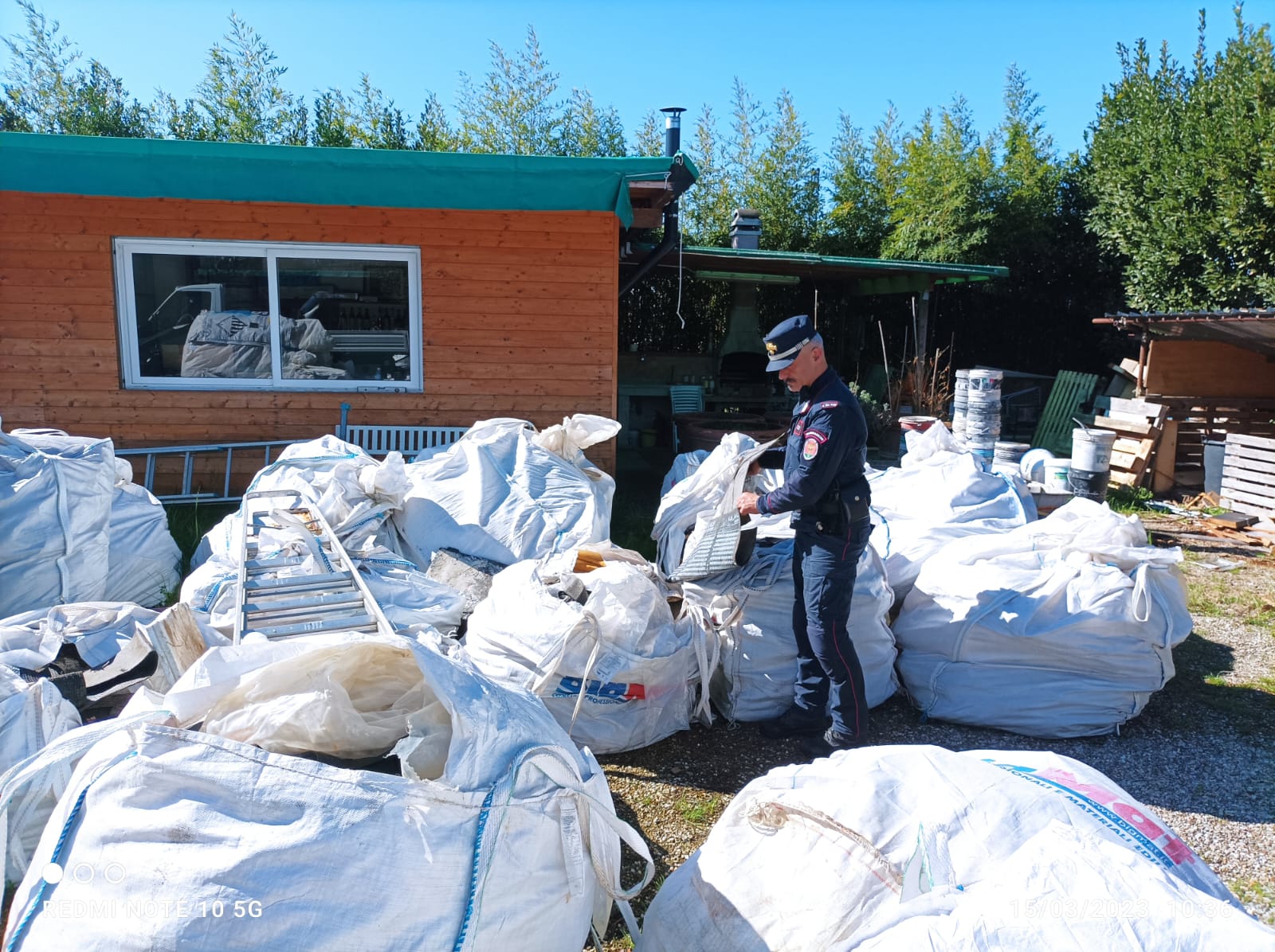 Abusi edilizi e gestione illecita di rifiuti speciali (Fonte foto Carabinieri Forestali)