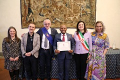 Metrocittà Firenze consegna onorificenza a Sello Hatang (foto Antonello Serino - Met Ufficio Stampa)
