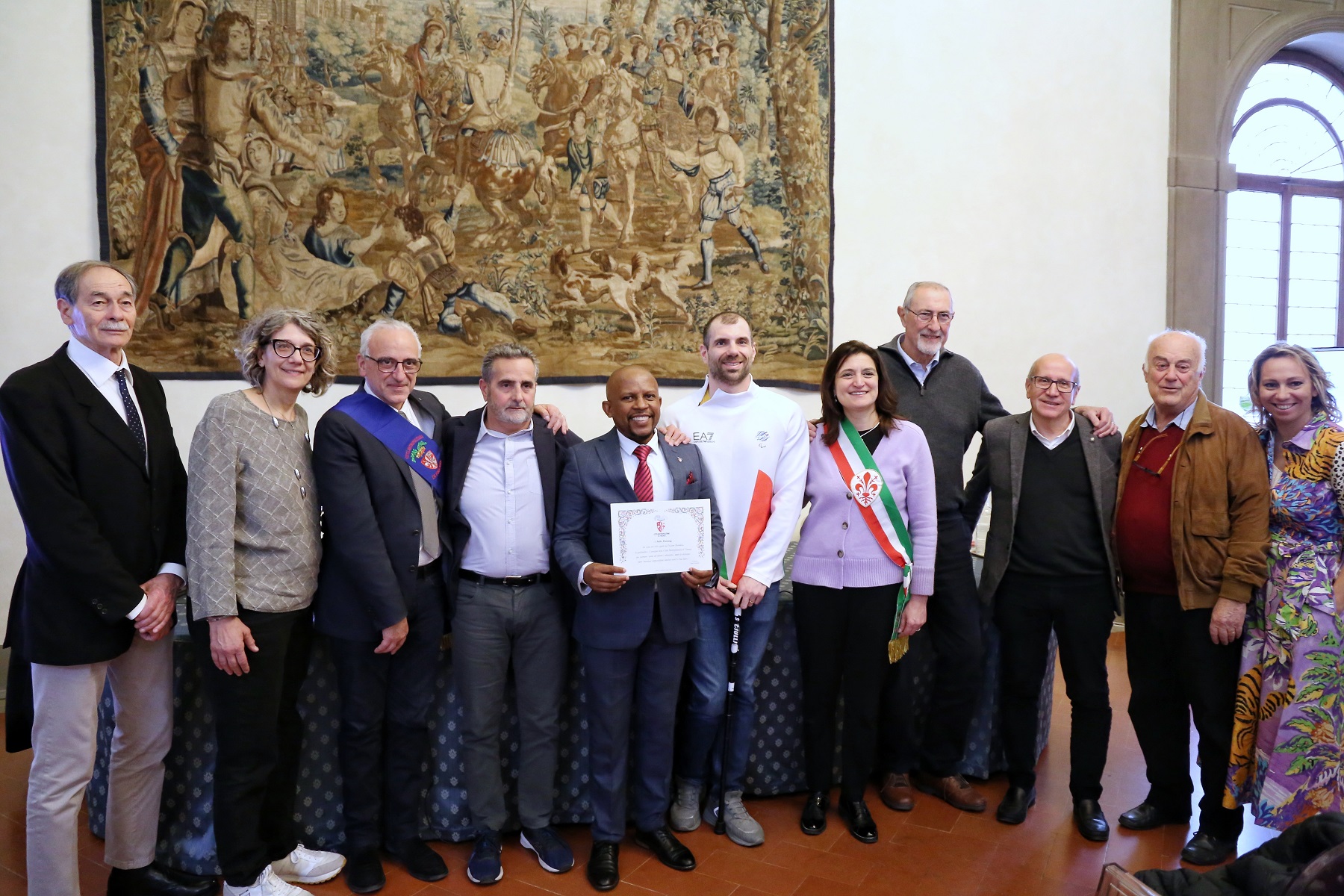 Metrocittà Firenze consegna onorificenza a Sello Hatang (foto Antonello Serino - Met Ufficio Stampa)