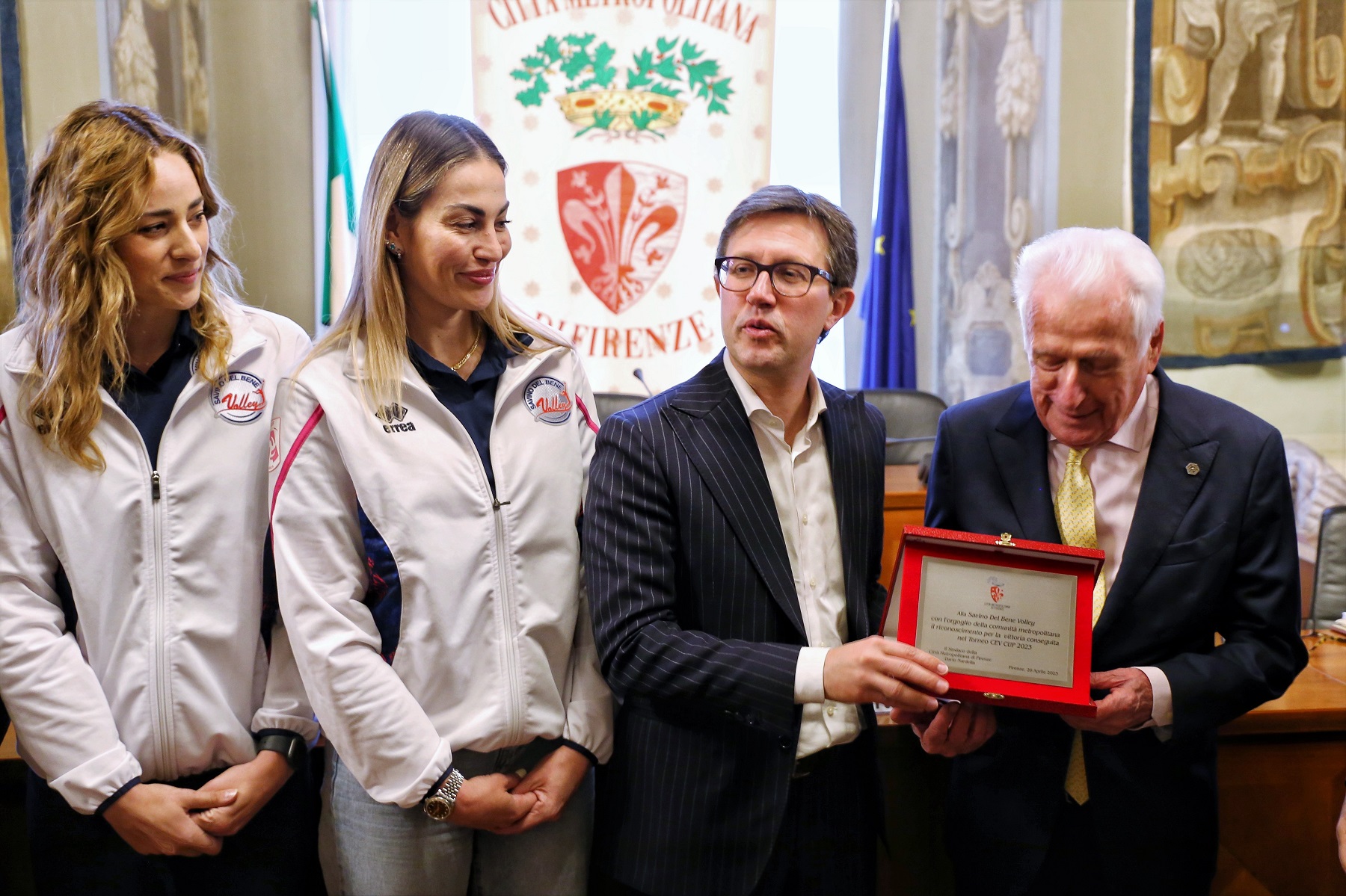 Un momento della consegna della targa alla Savino del Bene (foto Antonello Serino Met Ufficio Stampa)