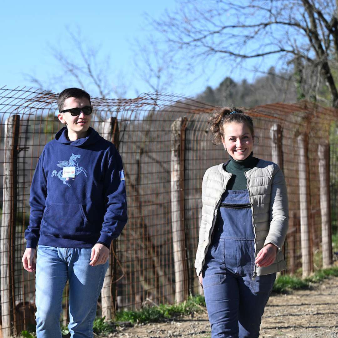 Bernard Dika visita l'allevamento insieme a Diamante (Fonte foto Regione Toscana)