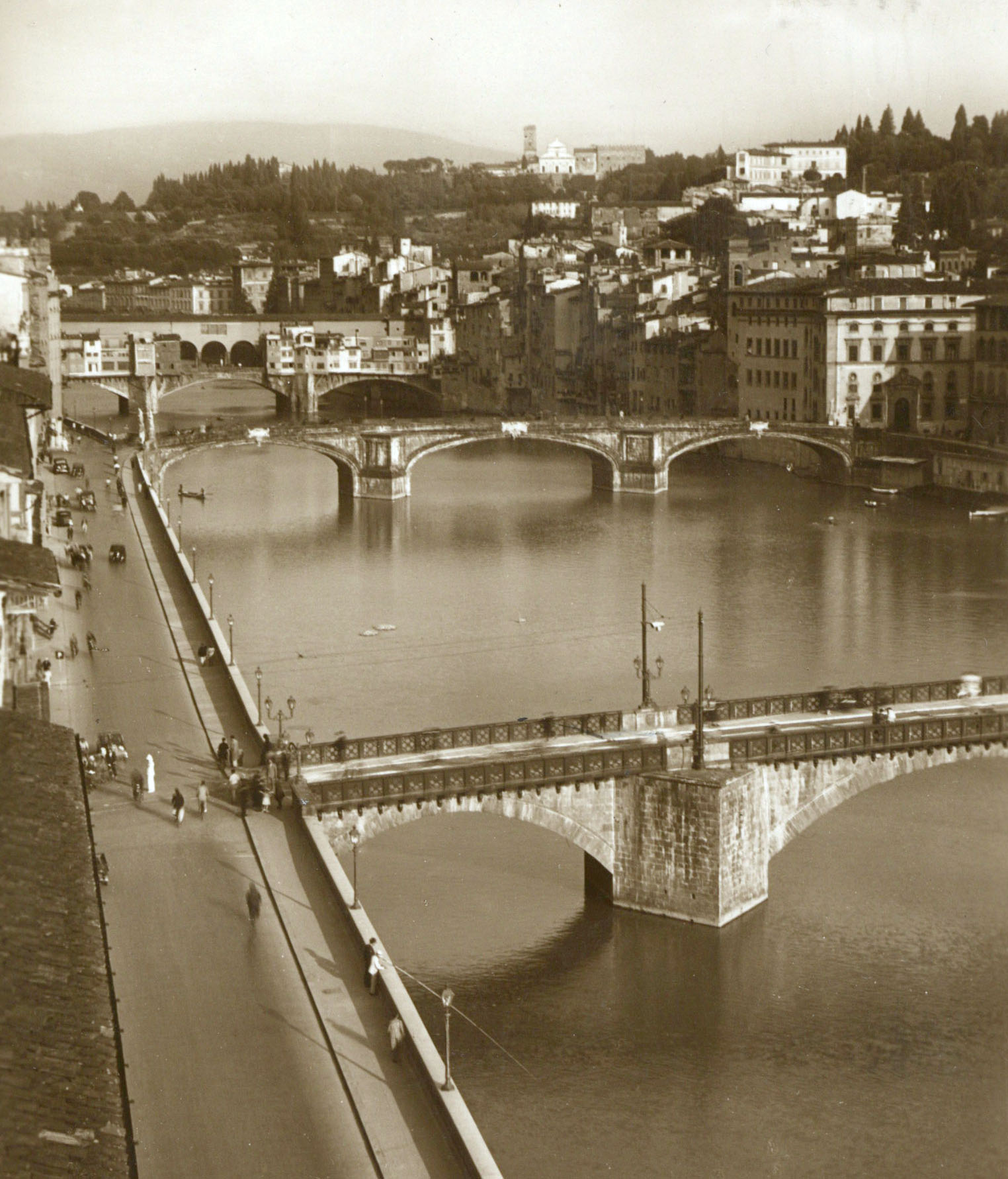 Nella foto allegata un’immagine storica dei ponti fiorentini sull’Arno (1934 - Fondo Papini, Biblioteca di Scienze Tecnologiche- Architettura)
