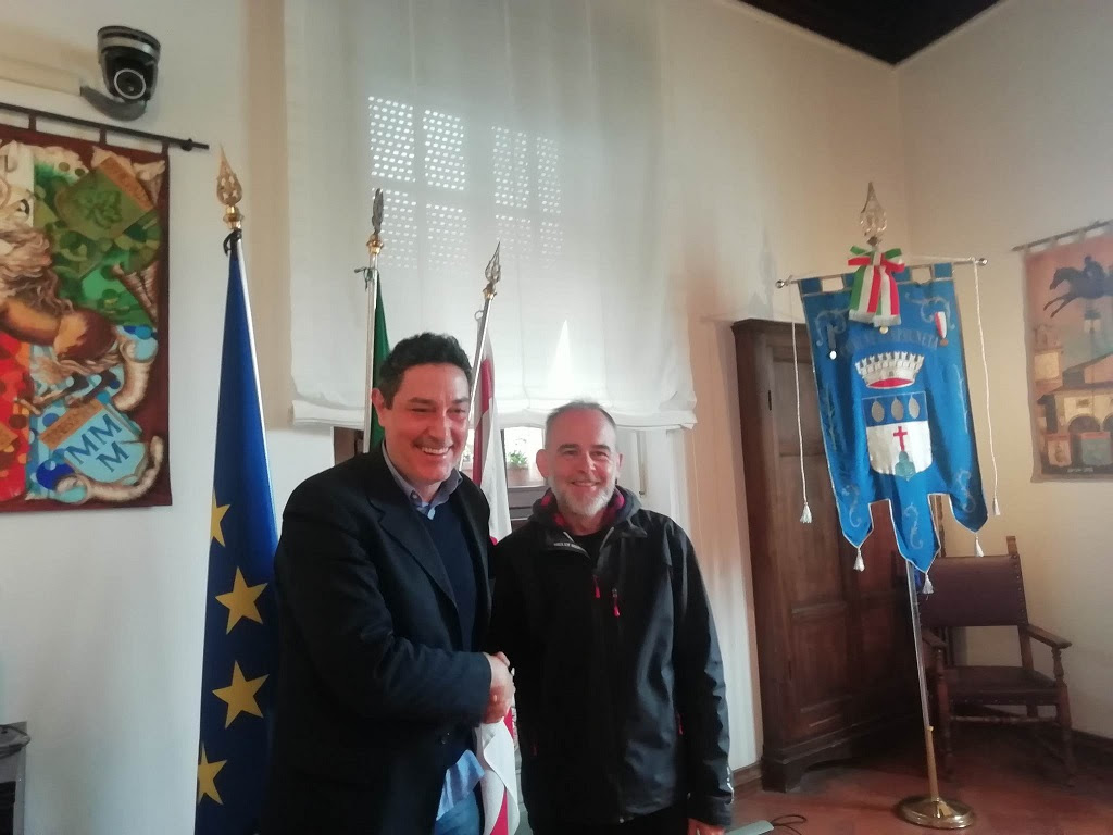 Il sindaco uscente Alessio Calamandrei con il nuovo sindaco Riccardo Lazzerini (Fonte foto Comune di Impruneta)