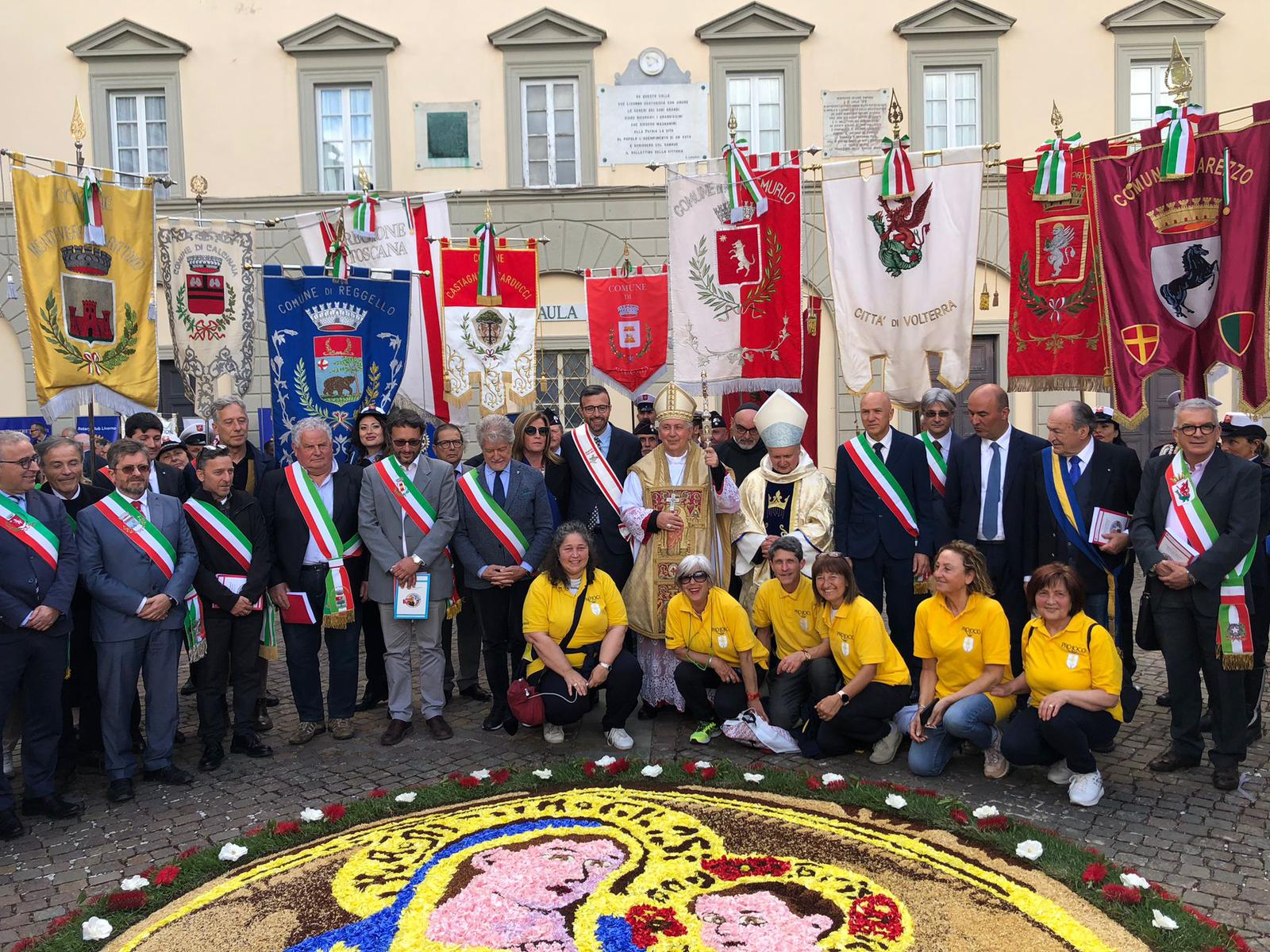 Gli infioratori di Fucecchio rendono omaggio alla Patrona della Toscana (Fonte foto Comune di Fucecchio)