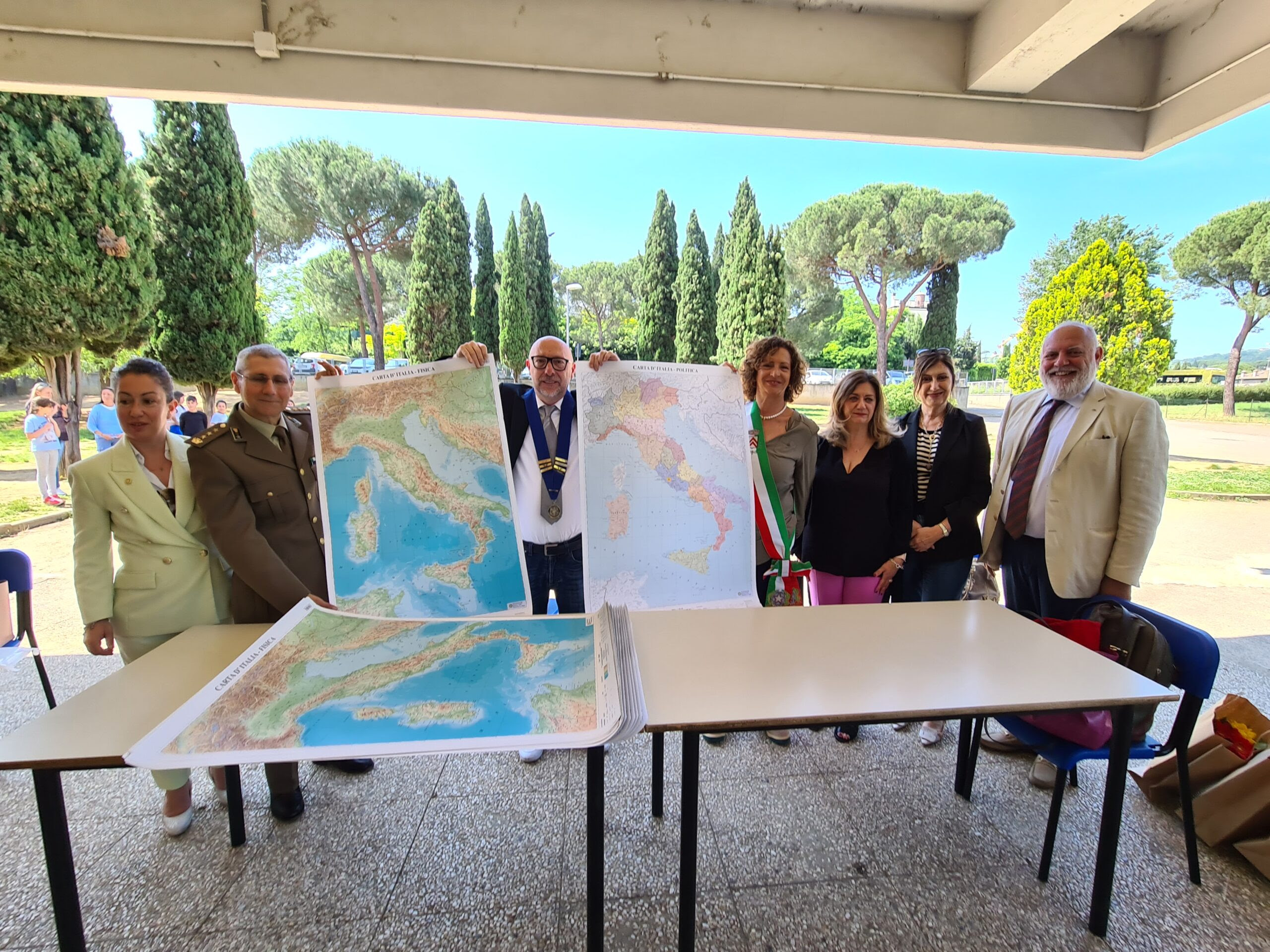 Il Rotary Club Bisenzio Le Signe dona 40 carte geografiche dell’Istituto Geografico Militare di Firenze all’Istituto comprensivo di Lastra a Signa (Fonte foto Comune di Lastra a Signa)