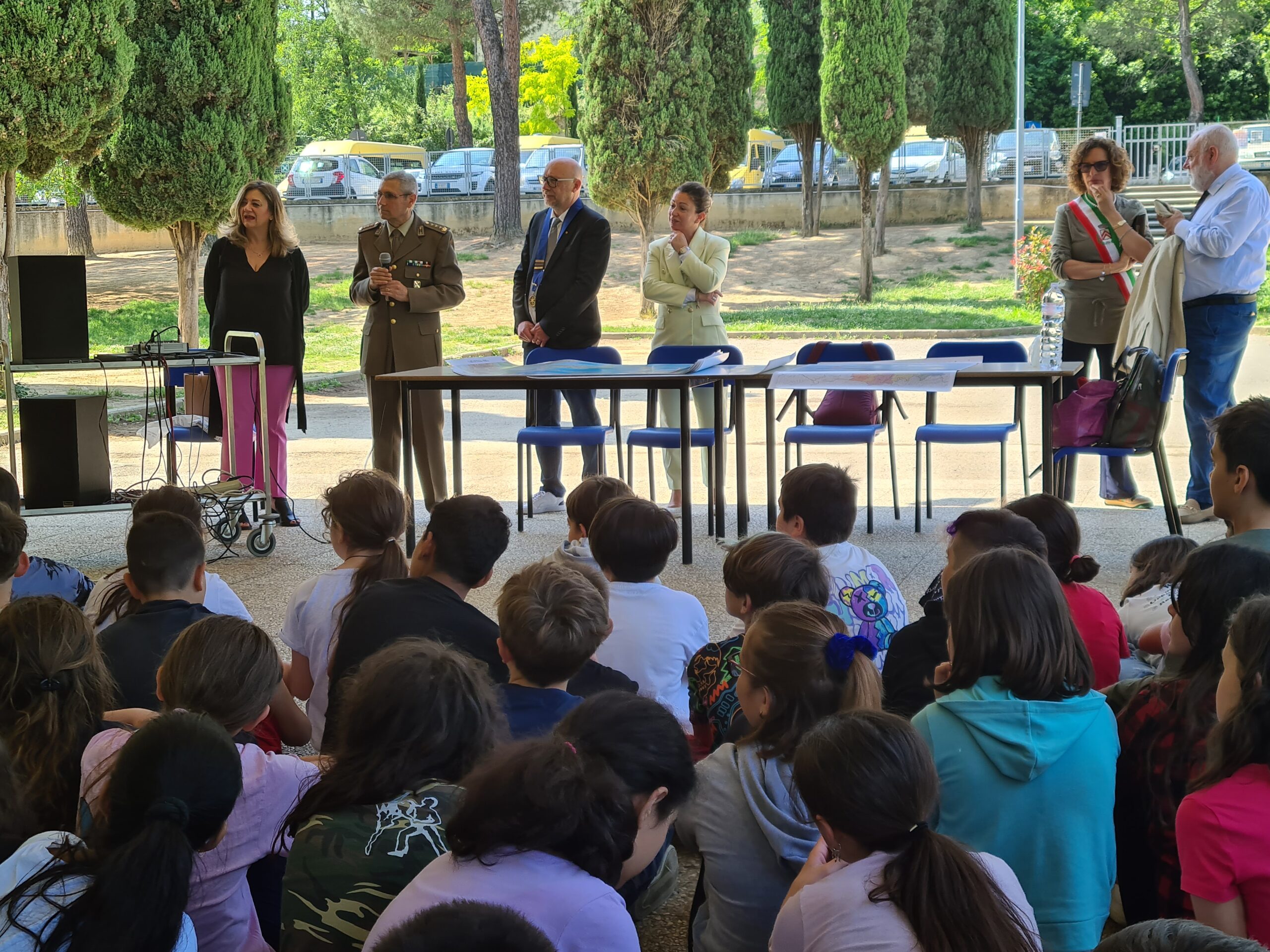 Il Rotary Club Bisenzio Le Signe dona 40 carte geografiche dell’Istituto Geografico Militare di Firenze all’Istituto comprensivo di Lastra a Signa (Fonte foto Comune di Lastra a Signa)