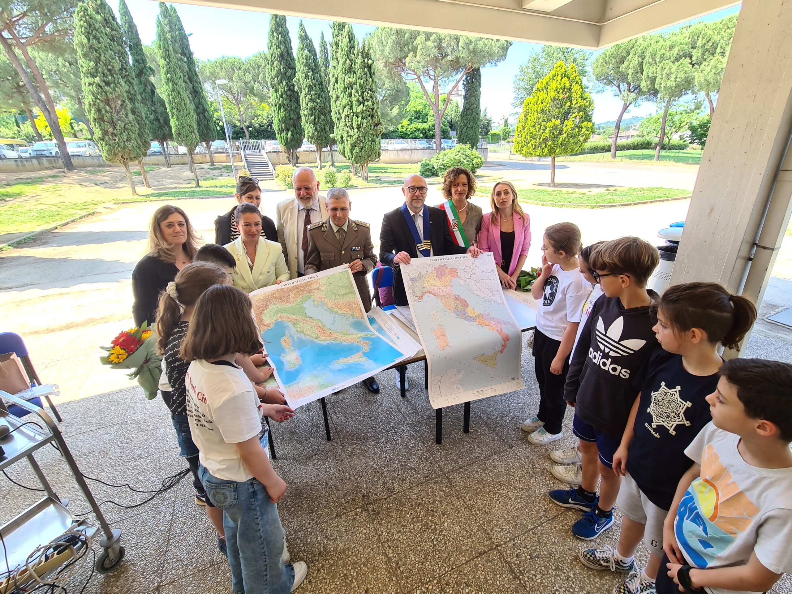 Il Rotary Club Bisenzio Le Signe dona 40 carte geografiche dell’Istituto Geografico Militare di Firenze all’Istituto comprensivo di Lastra a Signa (Fonte foto Comune di Lastra a Signa)