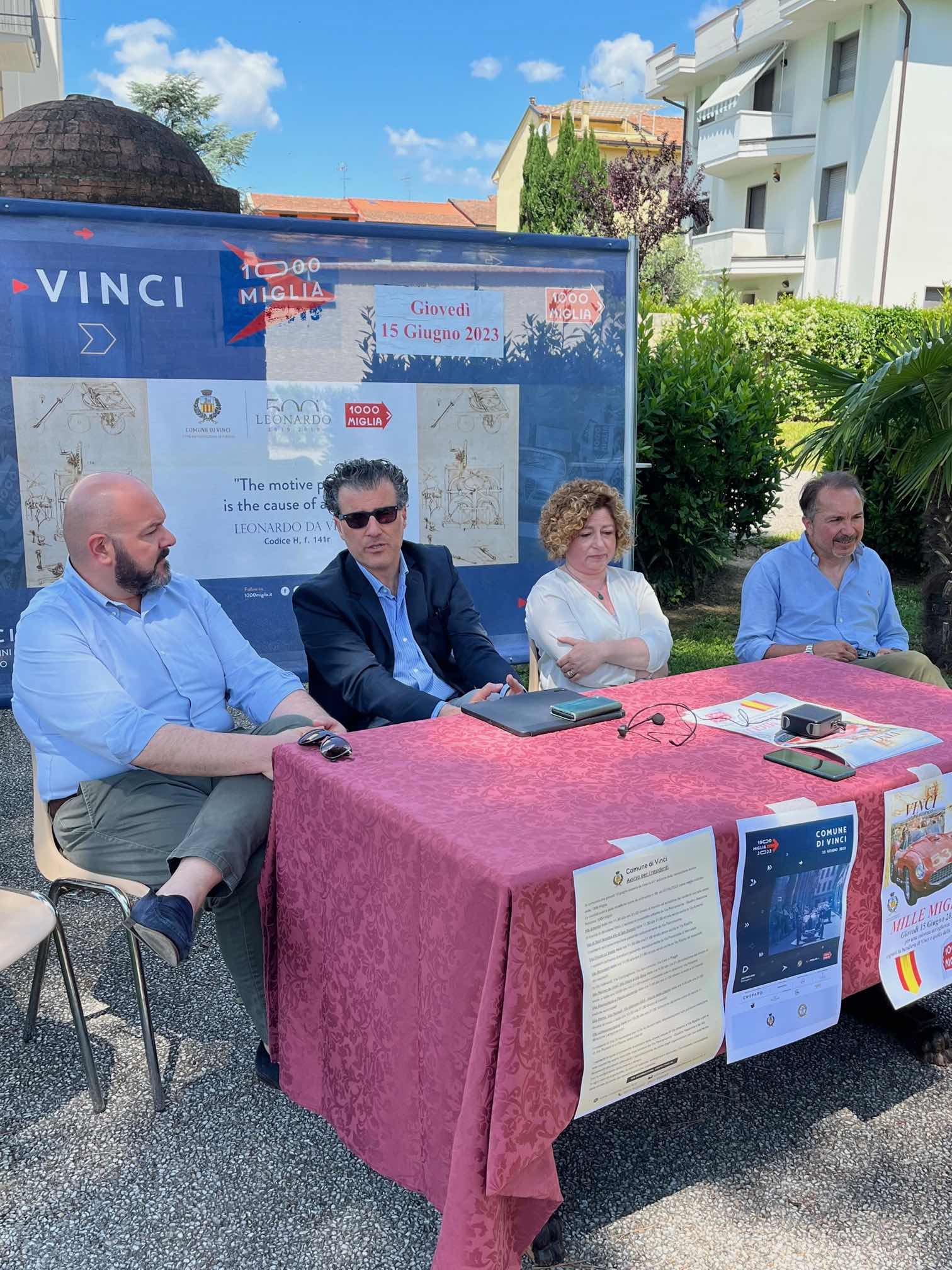 il sindaco Giuseppe Torchia, la vicesindaca Sara Iallorenzi, l'assessore allo sport Vittorio Vignozzi, e Antonio Lelli, uno degli organizzatori della Mille Miglia a Vinci (Fonte foto Comune di Vinci)