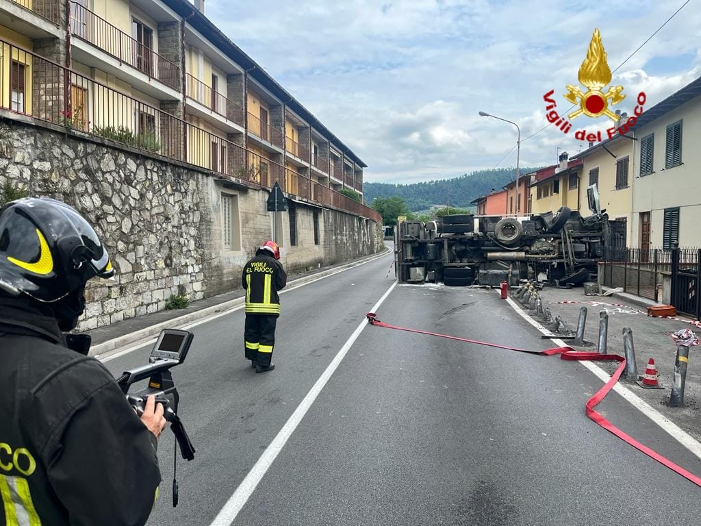 Intervento per la cisterna ribaltata (Fonte foto Vigili del Fuoco)