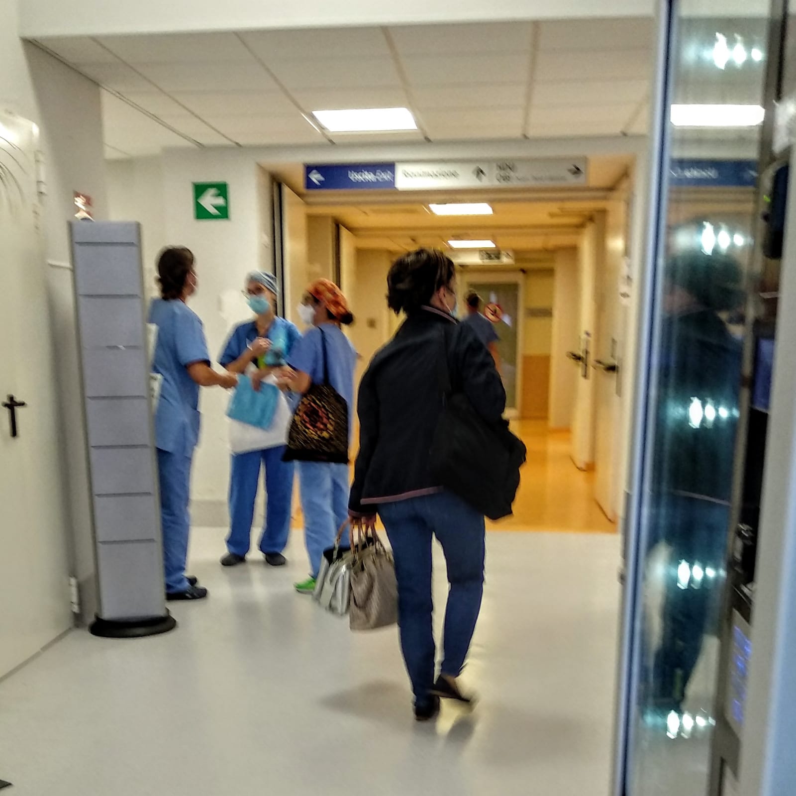 Infermieri in una corsia d'ospedale (foto archivio Antonello Serino)