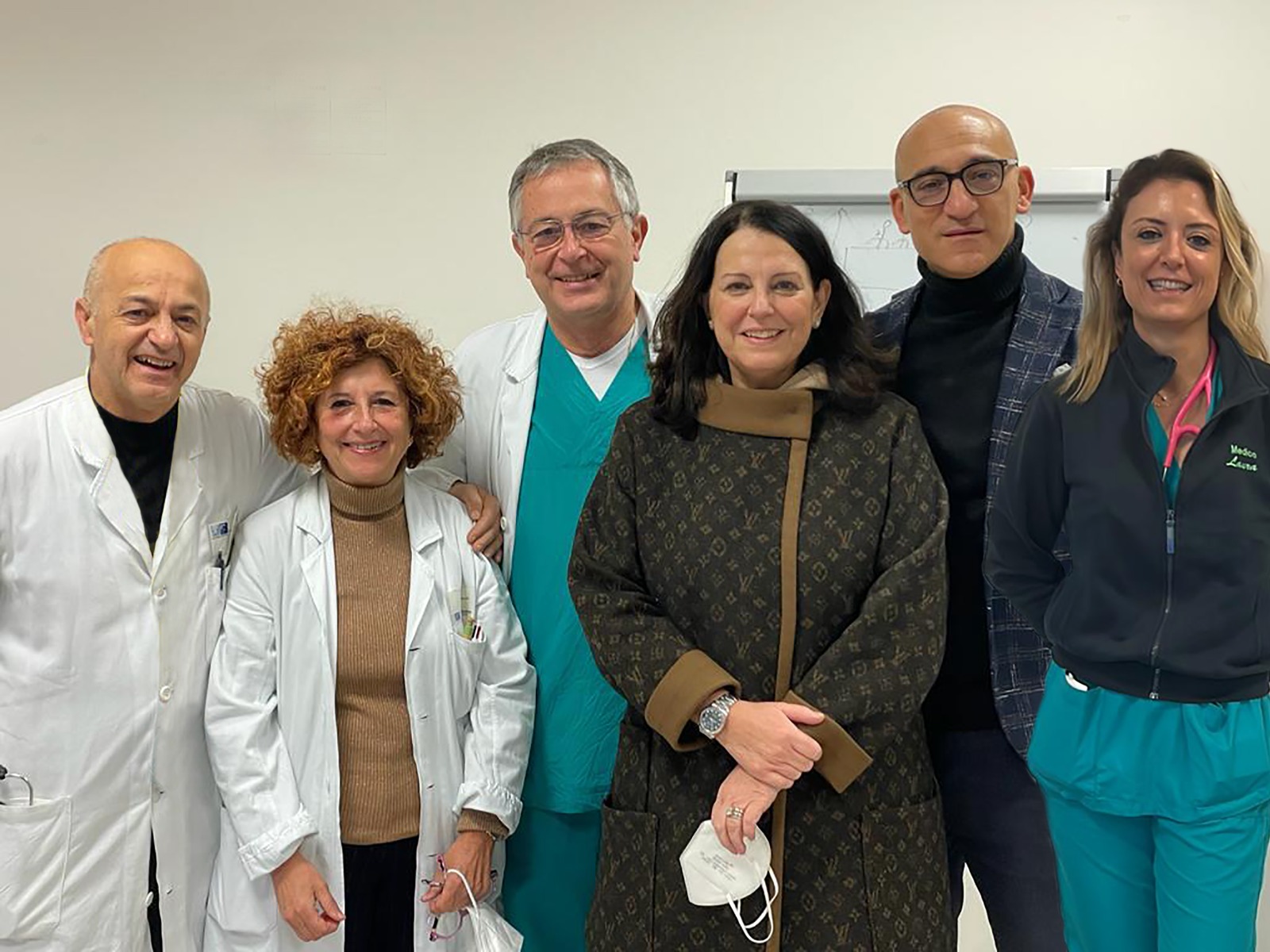 La signora Donatella con l'equipe chirurgica e medica che ha seguito il suo caso (Fonte foto Ausl Toscana Centro)