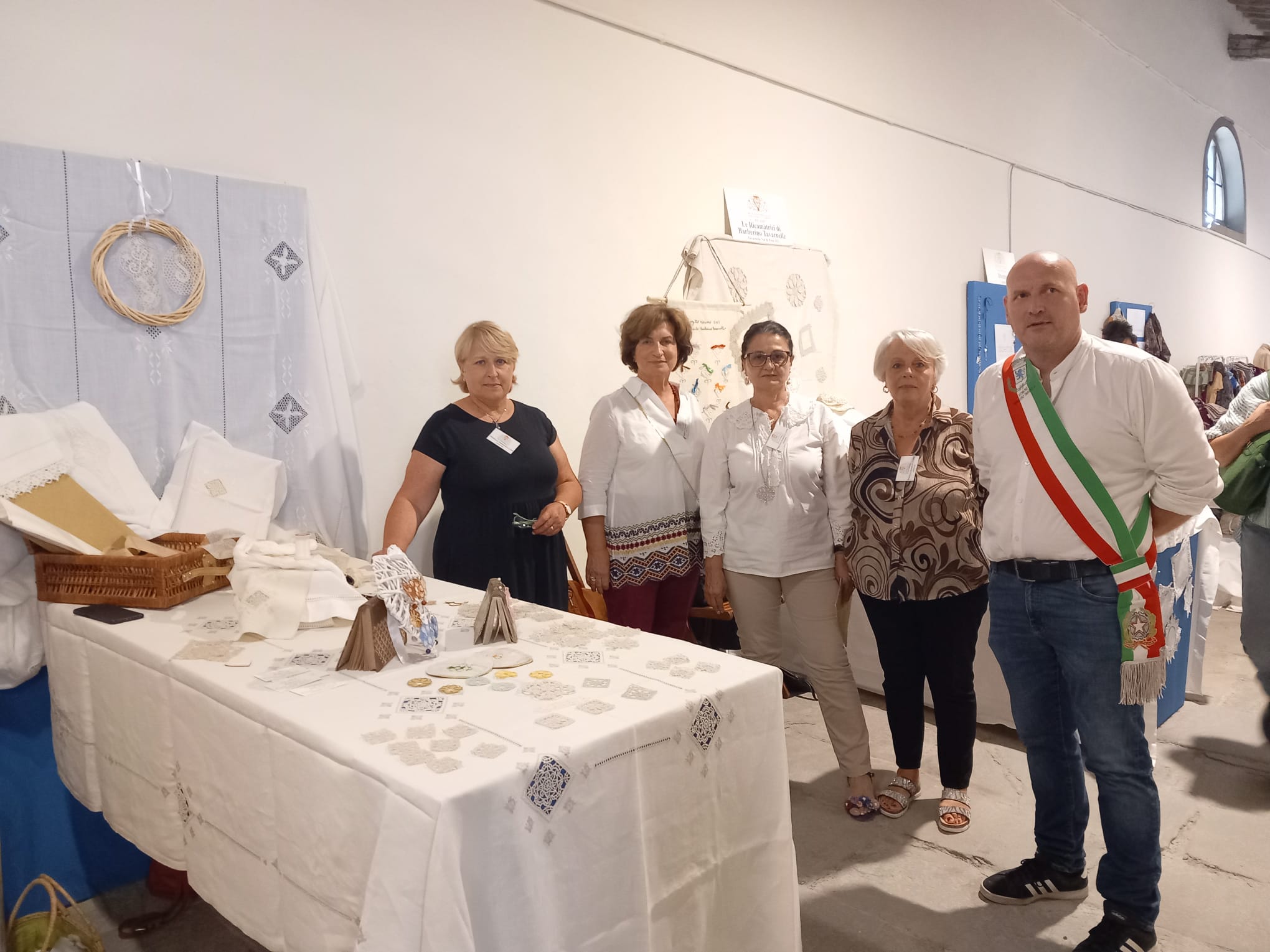 Il sindaco Baroncelli con le ricamatrici (Fonte foto Comune di Barberino e Tavarnelle)