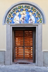 Torna Giovanni Della Robbia alla porta d'ingresso dell'ex convento di Sant'Orsola (foto di Antonello Serino)