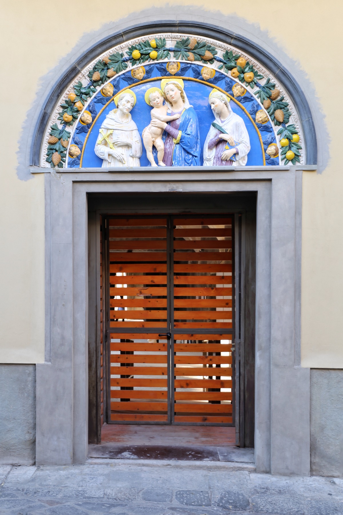 Torna Giovanni Della Robbia alla porta d'ingresso dell'ex convento di Sant'Orsola (foto di Antonello Serino)