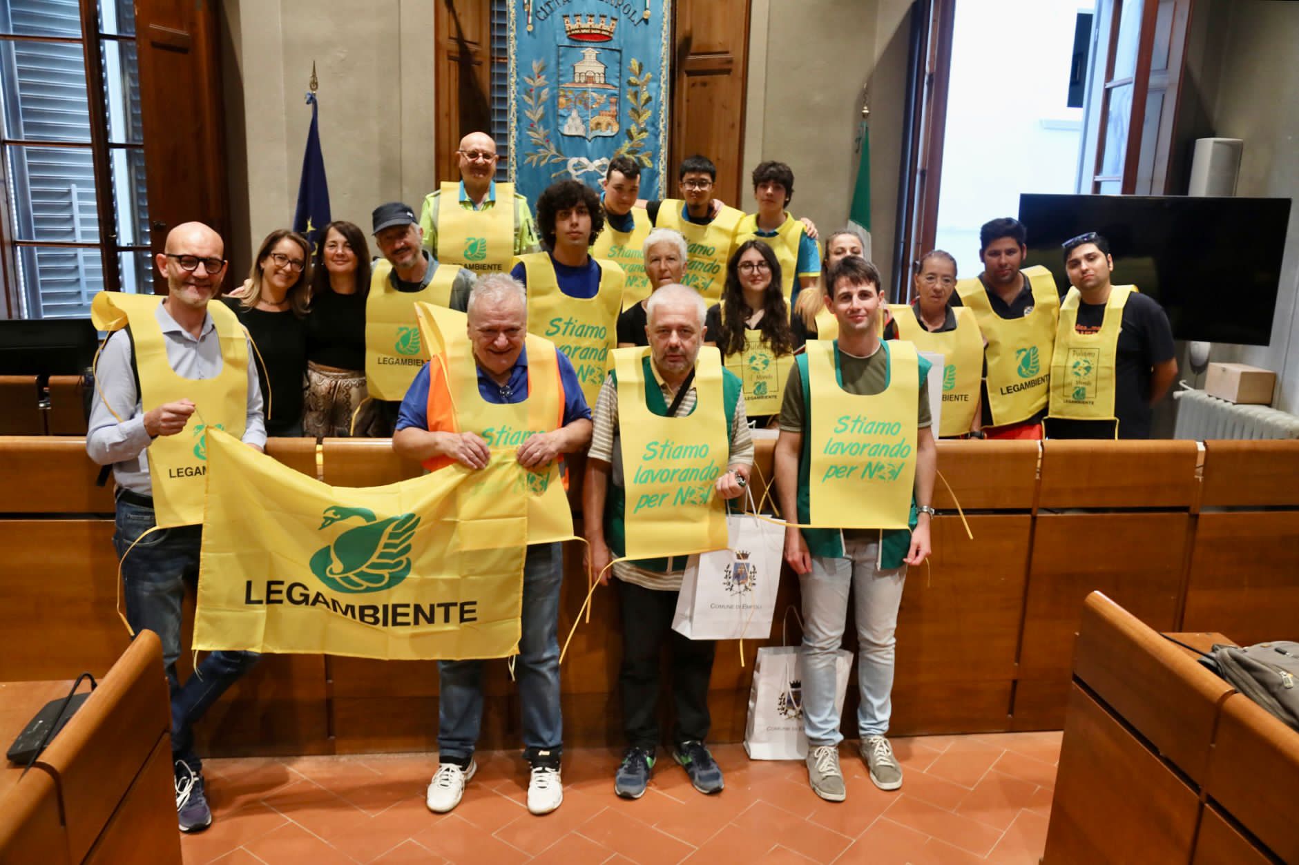 Gruppo volontari in sala consiliare