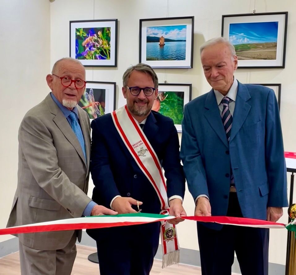 Un momento dell'inaugurazione con Massimo Castellani, presidente del Fotoclub Firenze; Marco Casucci, vicepresidente del Consiglio regionale e Carlo Ciappi, critico fotografico (Fonte foto Consiglio della Regione Toscana)