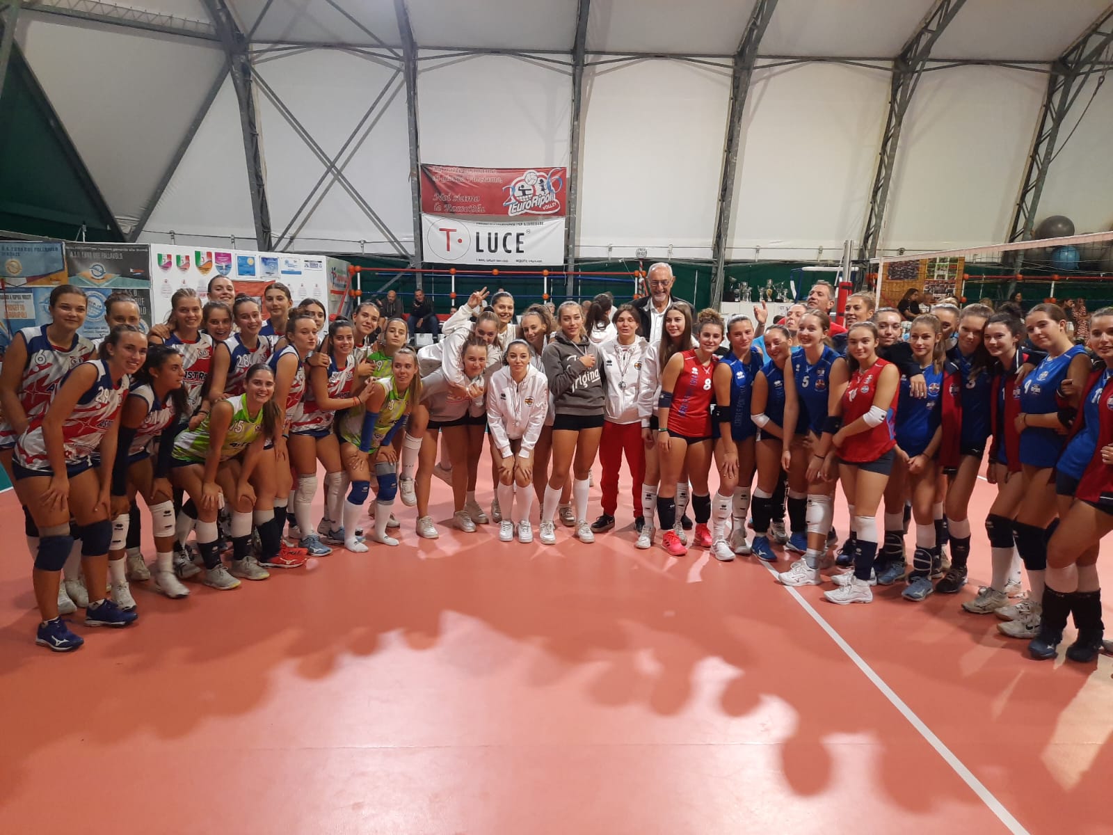 Asegnate le medaglie del volley (foto diffusa da Uisp Firenze)