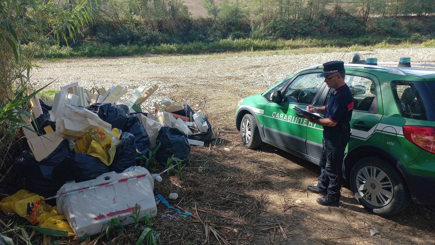 Abbandono di rifiuti speciali (Fonte foto Carabinieri)