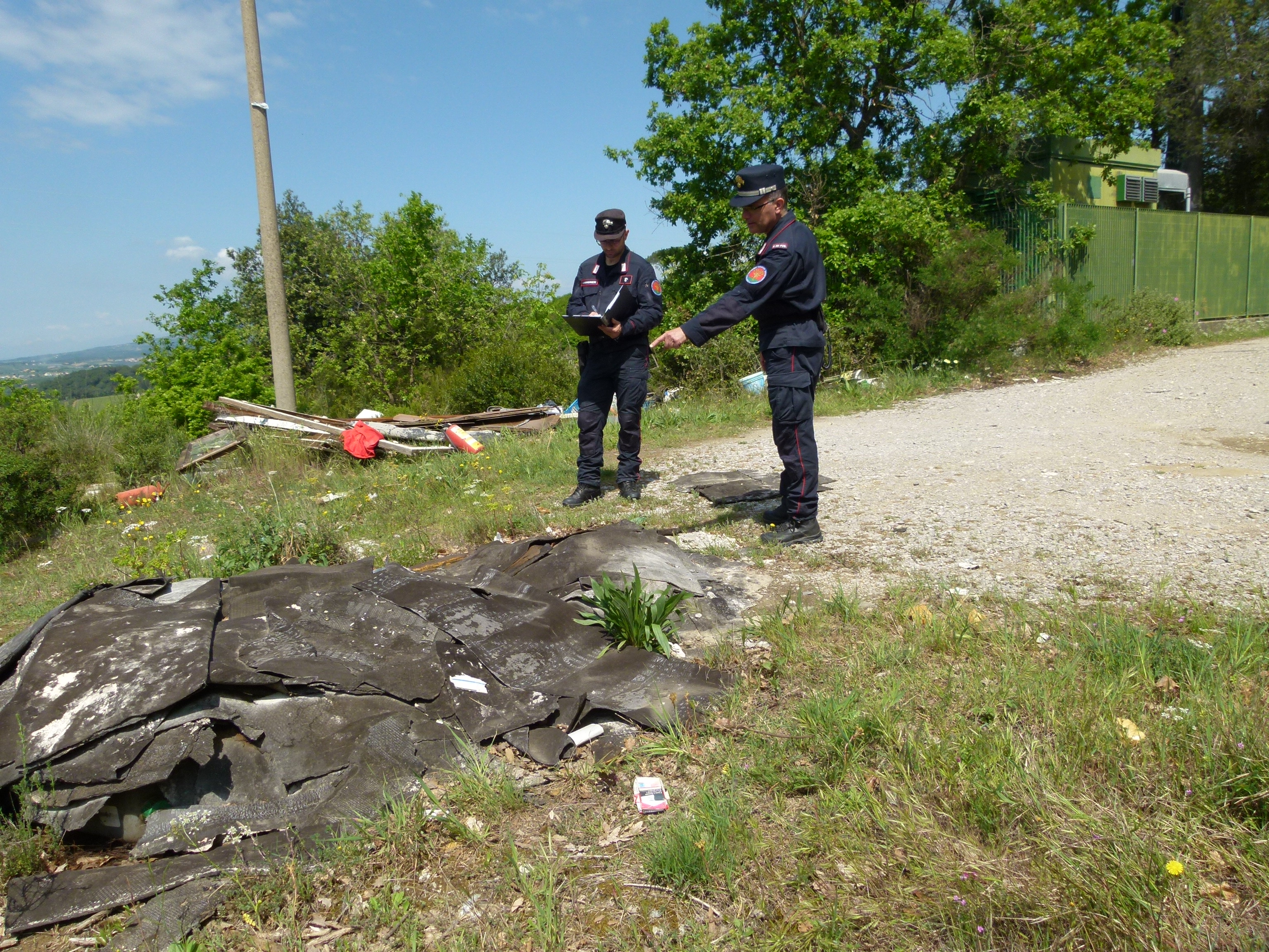 Abbandono rifiuti vari (Fonte foto Carabinieri)