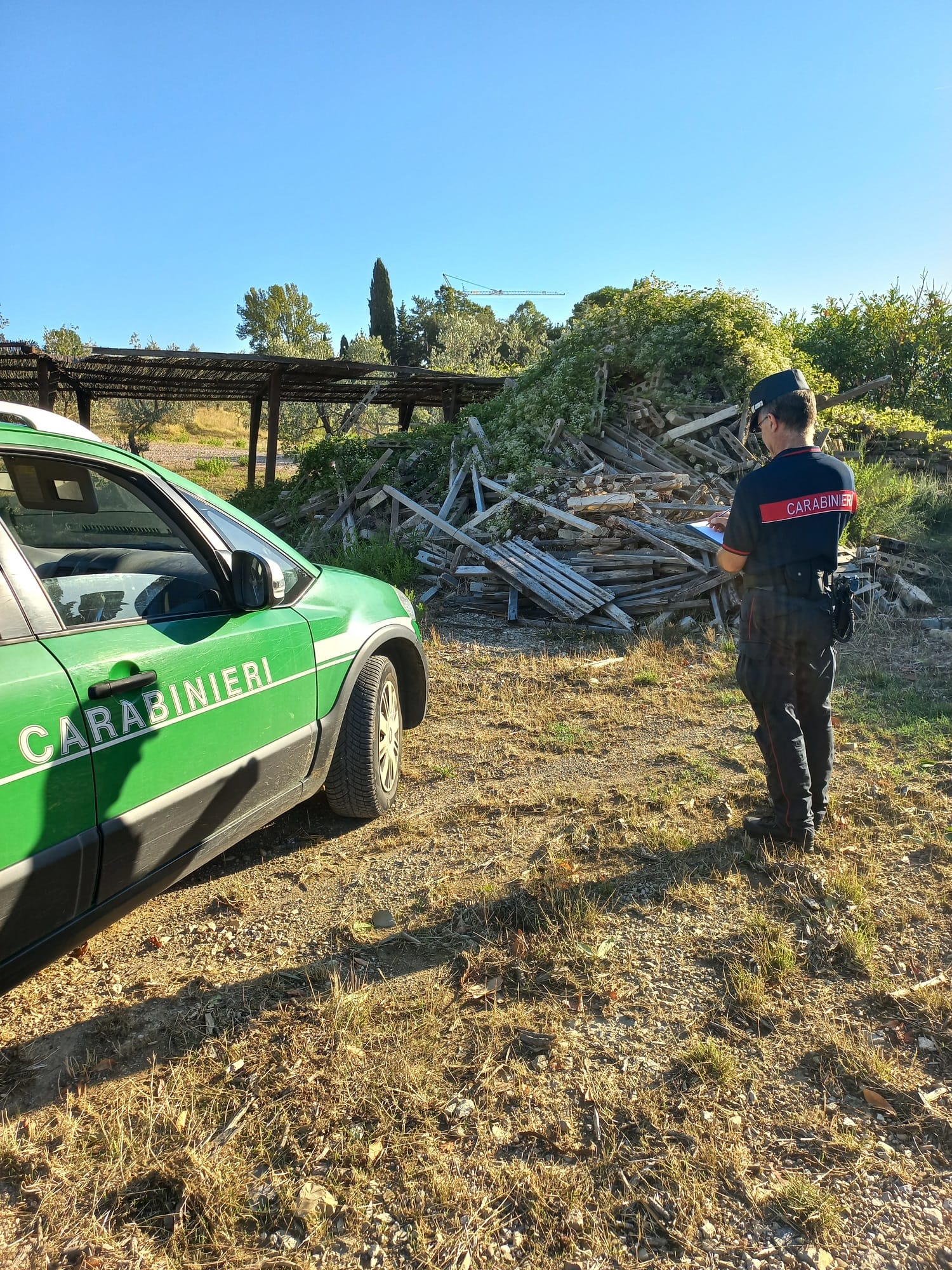 Rifiuti abbandonati (fonte foto carabinieri)