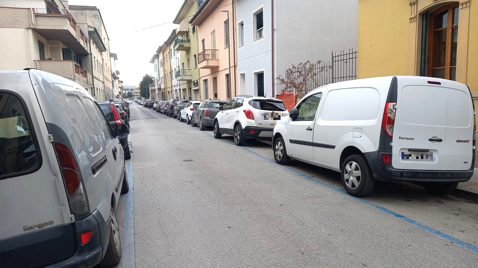 I parcheggi con le strisce blu (Fonte foto Comune di Montespertoli)