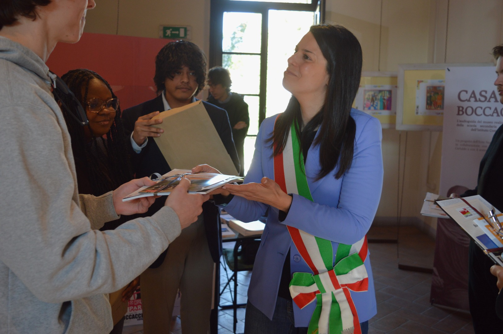 L'assessore Clara Conforti dona a ciascun studente un omaggio di benvenuto (Fonte foto Comune di Certaldo)
