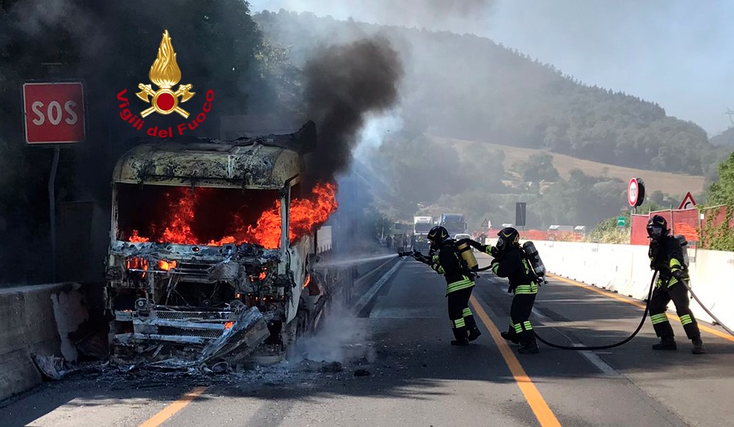 VVF in intervento sull'A1 per incendio mezzo pesante (Fonte foto Vigili del Fuoco)