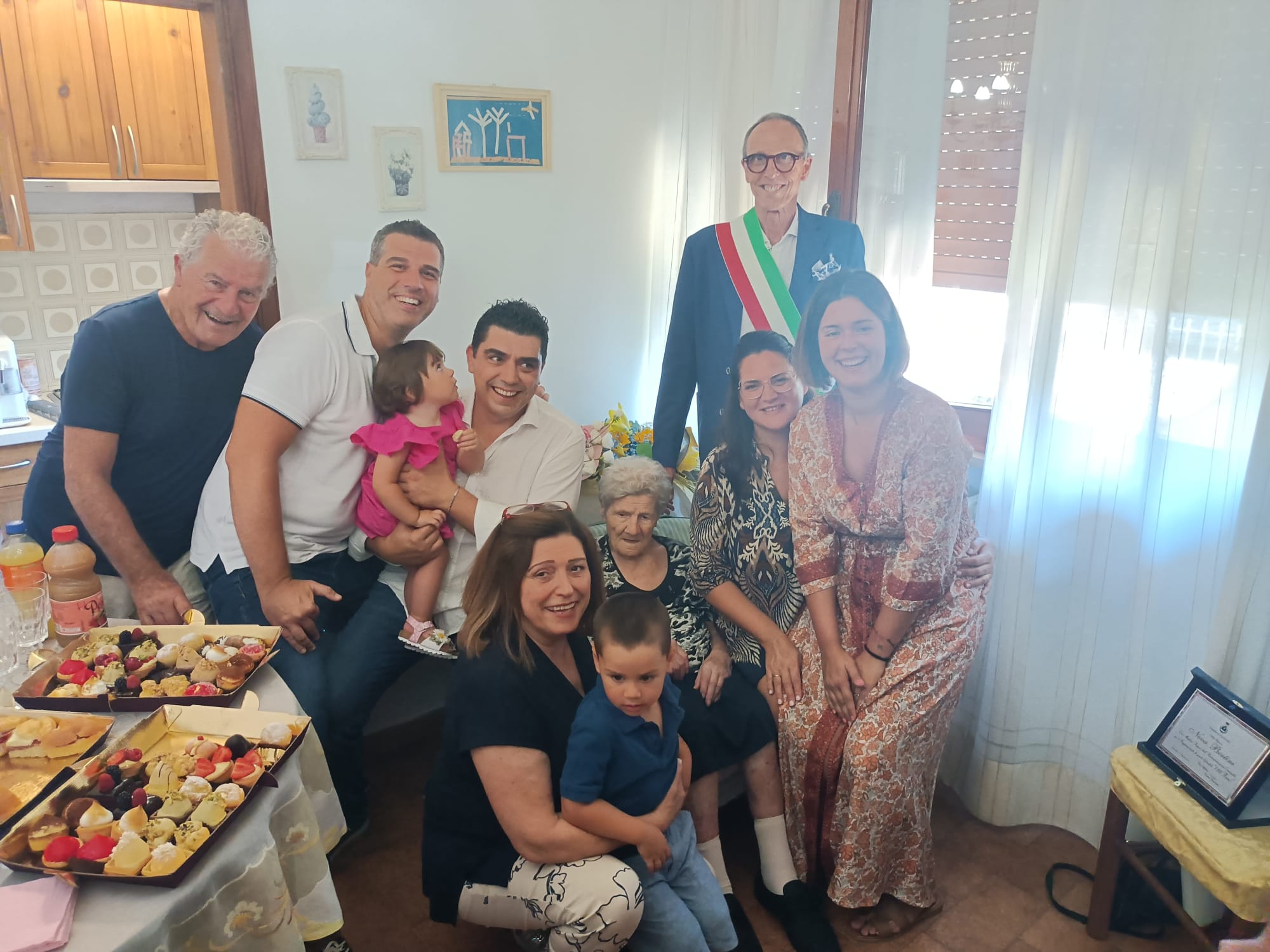 Neve Bertini con la famiglia e il vice sindaco (Fonte foto Comune di Fucecchio)