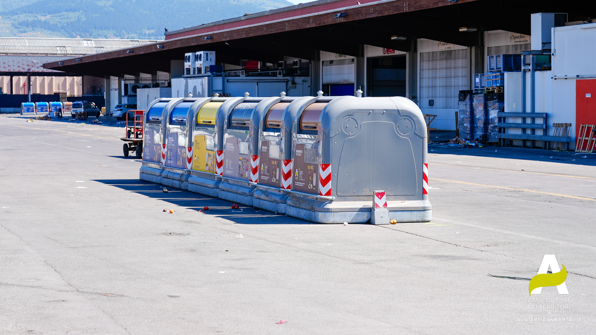 Nuova batteria di cassonetti all'interno dell'area Mecafir (Fonte foto Alia Spa)