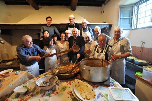 Barberino-Tavarnelle. Un antico rituale che si ripete da sei secoli. Torna uno dei pranzi più antichi della Toscana. Cittadini-cuochi all’opera nel Santuario di Pietracupa