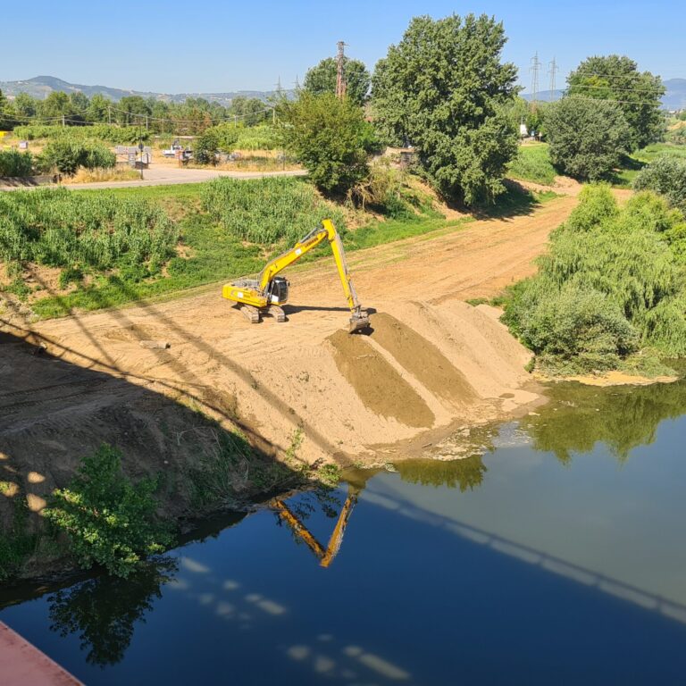 Il rilascio delle sabbie a valle dell'ultima traversa sul Fiume Arno a Firenze in zona Indiano (Fonte foto Consorzio di Bonifica Medio Valdarno)