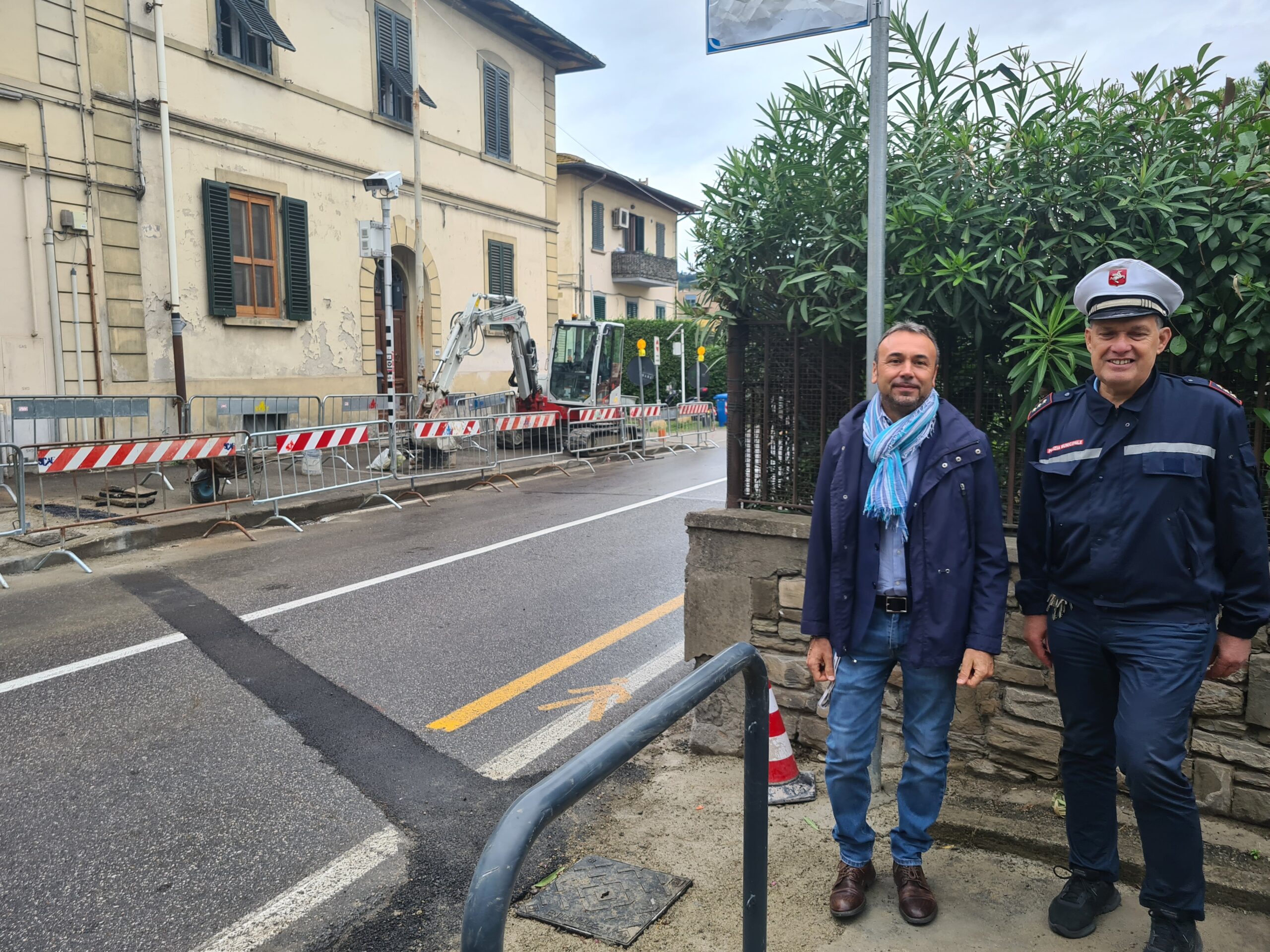 Il sindaco Caporaso con il vicecomandante della Polizia Municipale Rugi nel punto in cui sarà realizzato il nuovo attraversamento pedonale (Fonte foto Comune di Lastra a Signa)