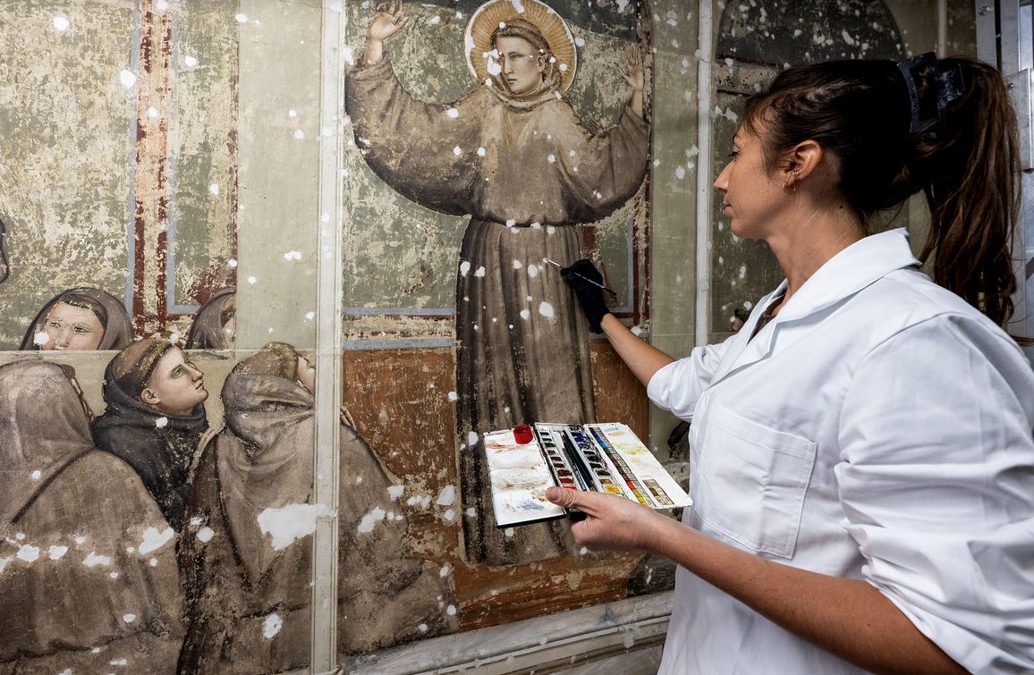 Restauratrice lavoro di ritocco (Fonte foto Opera Santa Croce)