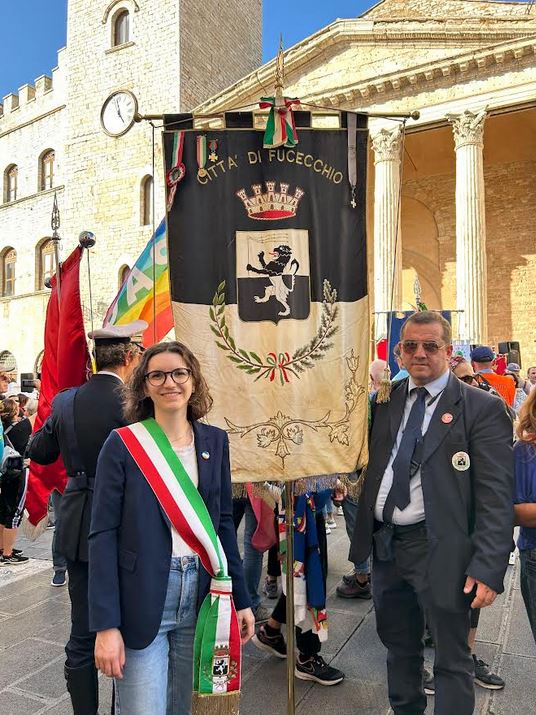 La consigliera Linda Fondelli, accompagnata dal gonfalone del Comune (Fonte foto Comune di Fucecchio)