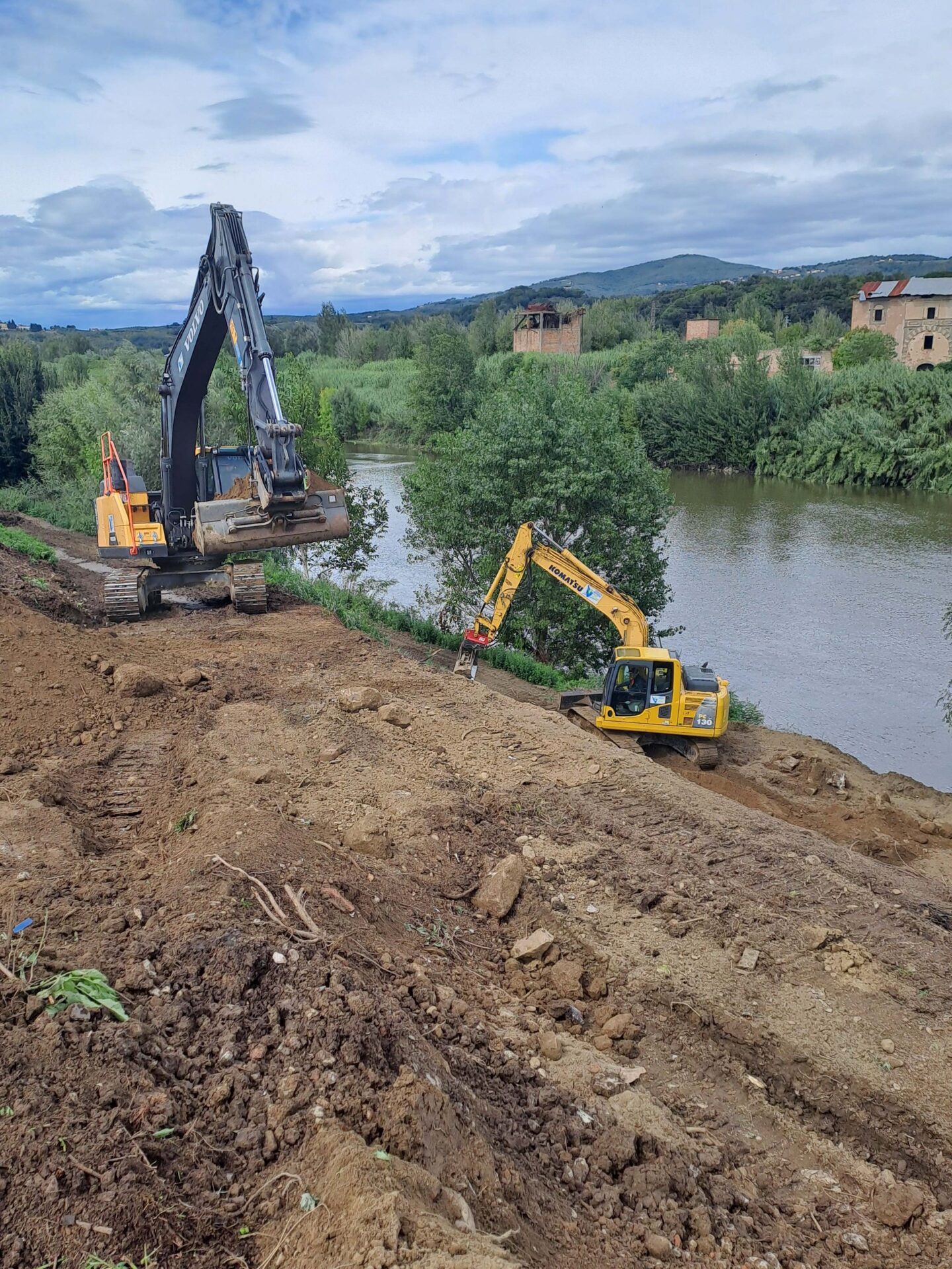 I lavori del Consorzio di Bonifica per ripulire e ripristinare le vecchie protezioni e i percorsi di sponda sul Fiume Arno a La Torre, Montelupo Fiorentino (Fonte foto Consorzio di Bonifica Medio Valdarno)