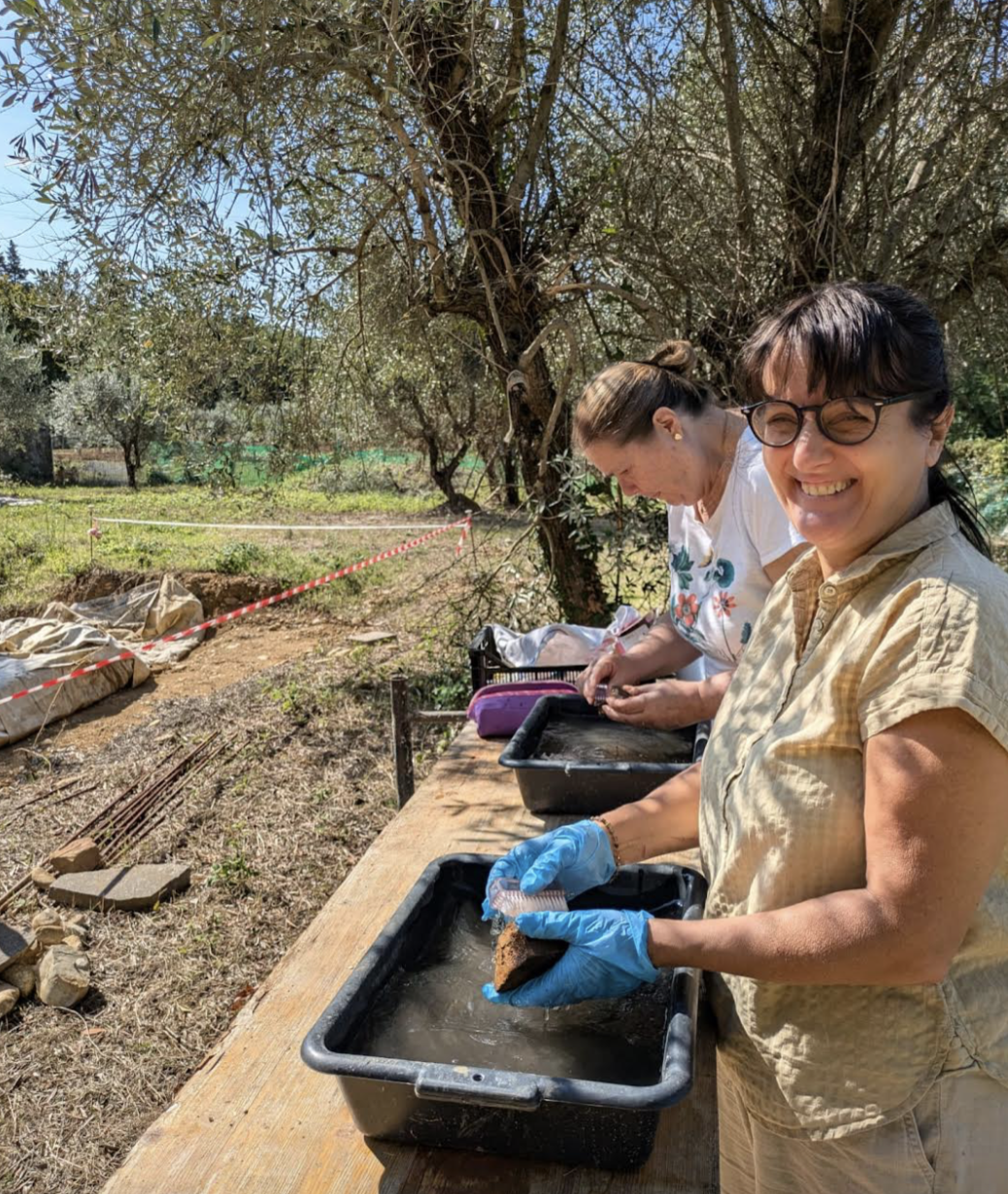 Volontarie archeologiche (Fonte foto Comune di Barberino Tavarnelle)