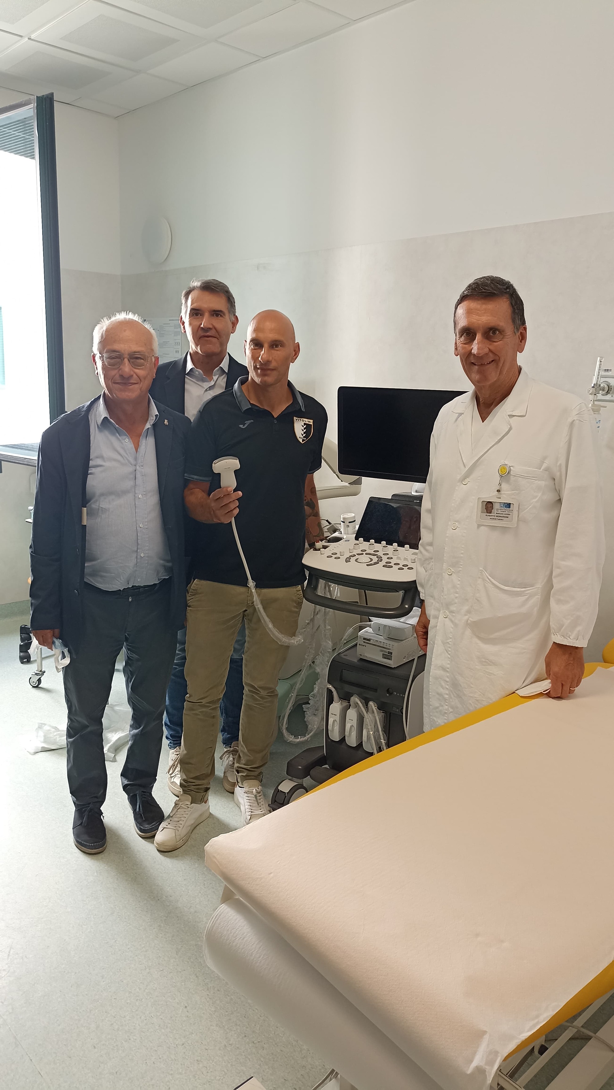 Con la sonda Proietti della Vitolini Calcio e il presidente Fondazione SMN Landini (Fonte foto Ausl Toscana Centro)