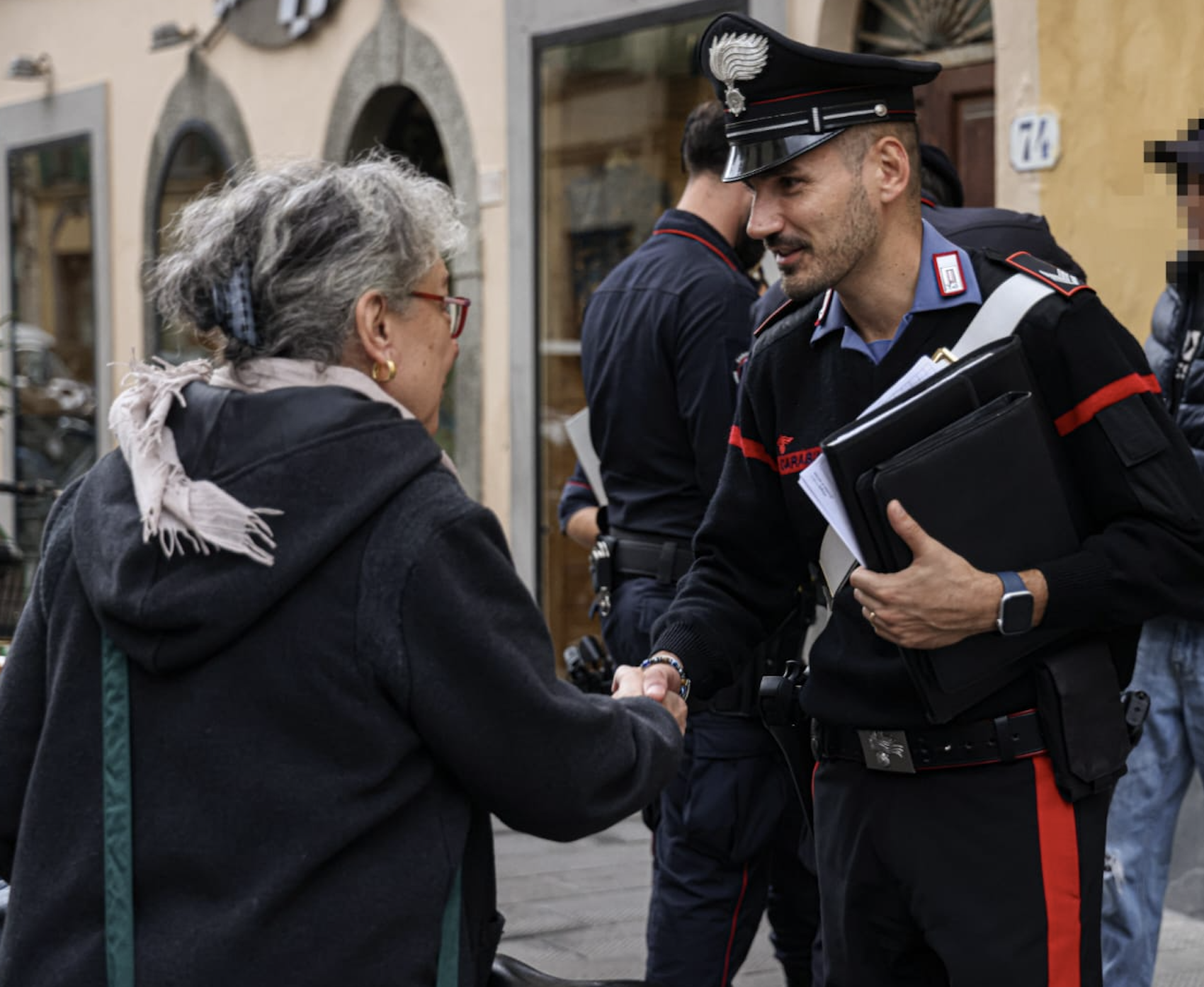 La stretta di mano con un residente (fonte foto Sala Stampa Carabinieri)