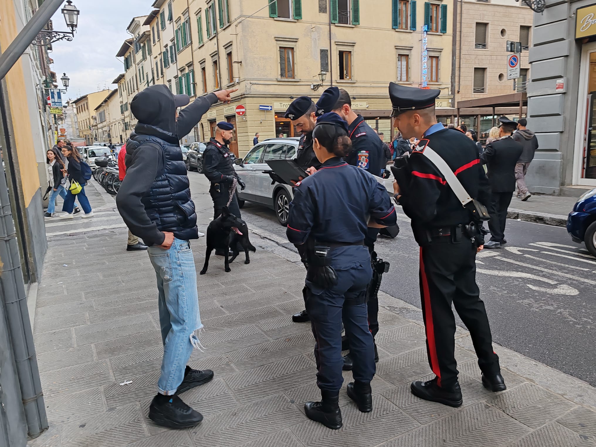 Indicazioni di un residente (Fonte foto Sala Stampa Carabinieri)