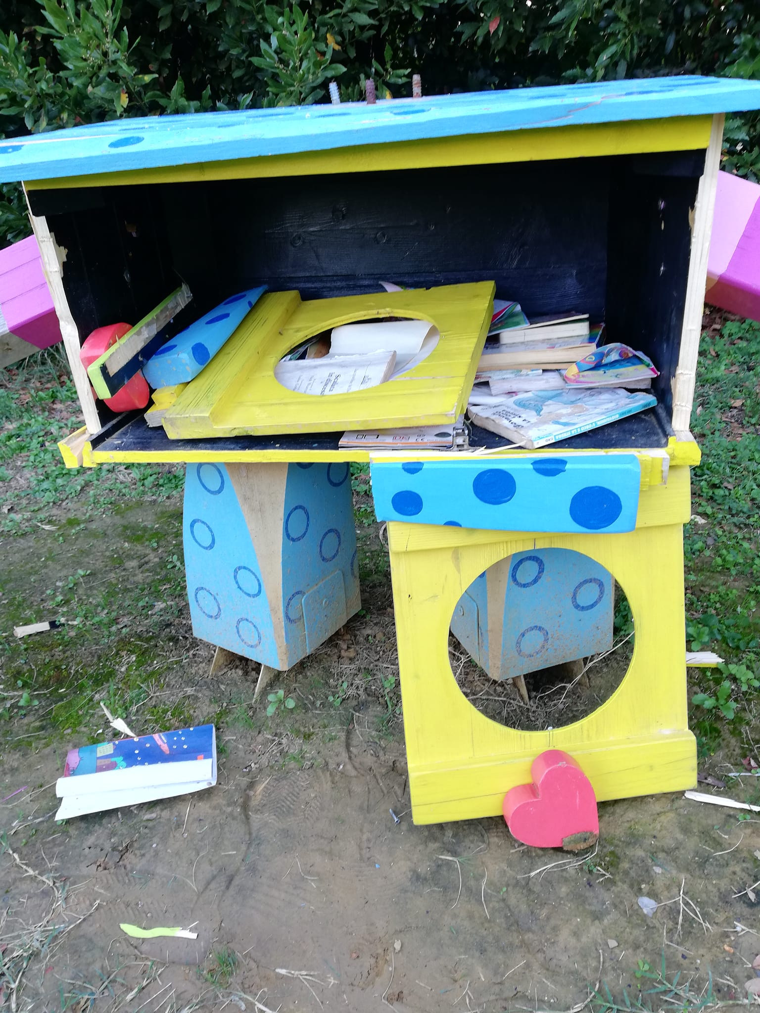 Atti vandalici sul guardiano dei libri della Città delle bambine e dei bambini di Vico d’Elsa (Fonte foto Comune di Barberino Tavarnelle)