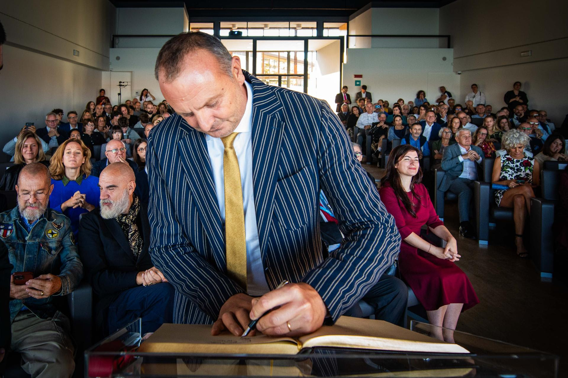 Fondazione Cologni, premiazione MAM- Maestro d'Arte e Mestiere a Filippo Guarini, direttore Museo del Tessuto di Prato