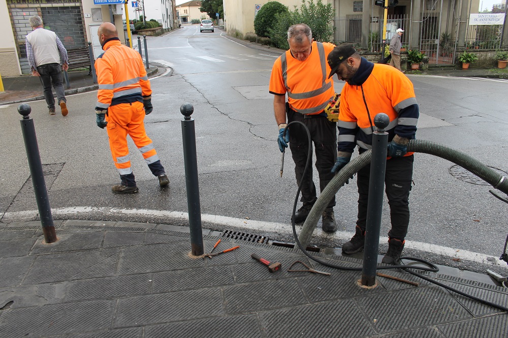 Manutenzioni, operai al lavoro per pulire le caditoie (fonte foto comunicato stampa)