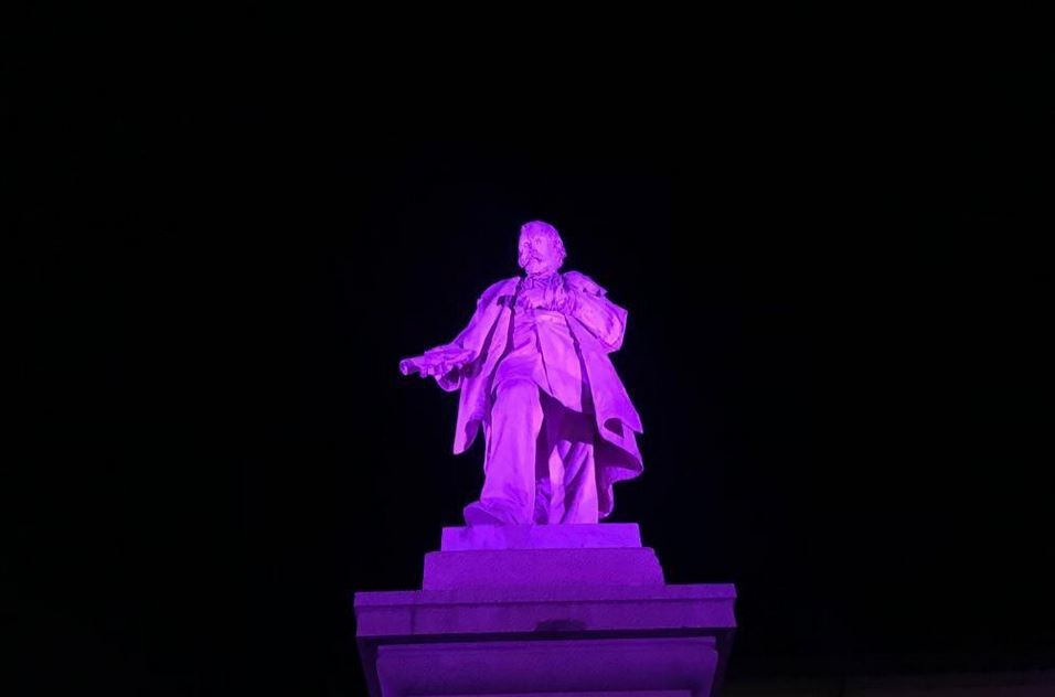 La statua di Giuseppe Montanelli illuminata di rosa (Fonte foto Comune di Fucecchio)