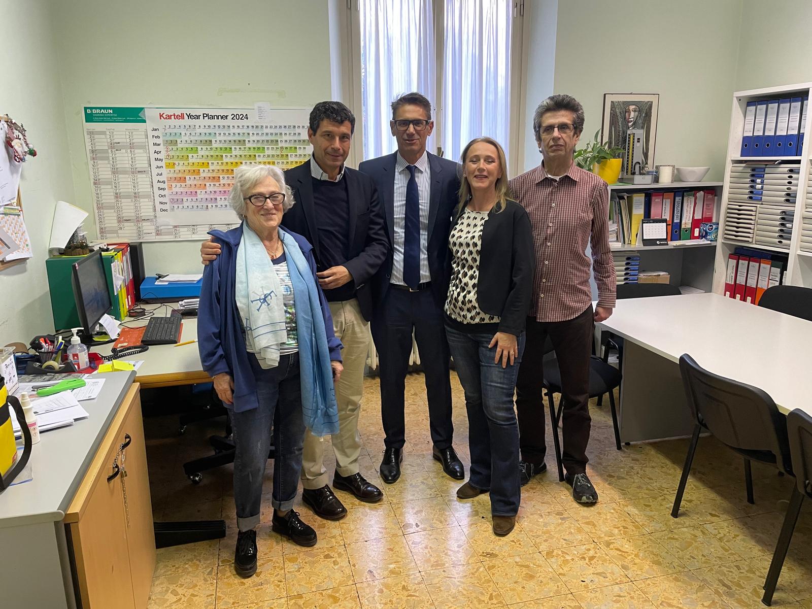 da sinistra: Giovanna Bruscoli (Volontaria ATT), Giuseppe Spinelli (Presidente ATT), Marco Giorgio Valori (responsabile direzione tirrenica Banco Bpm), Mila Gestri (responsabile ag 1 Firenze Banco BPM)