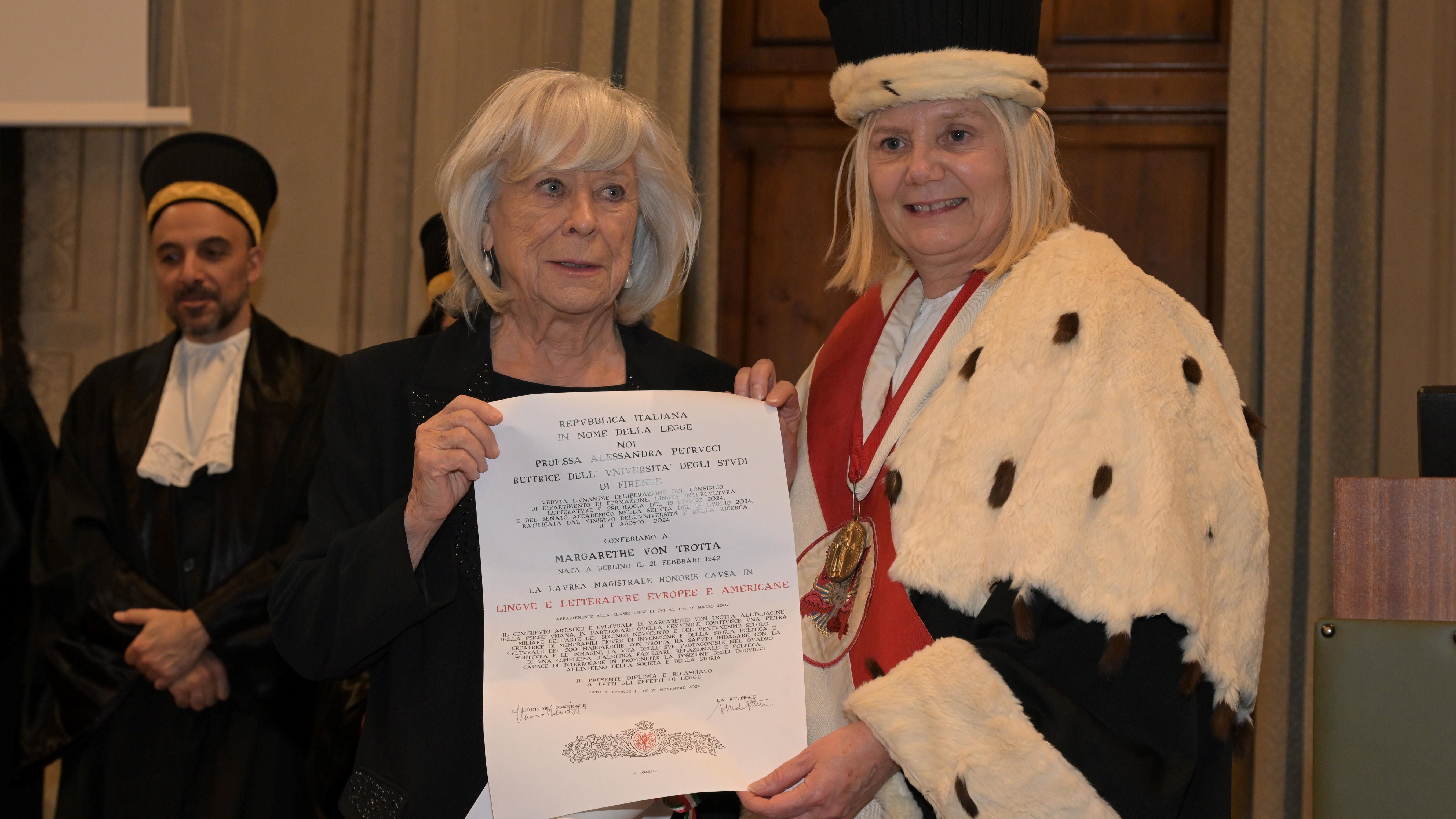 Margarethe von Trotta riceve diploma da Alessandra Petrucci (fonte foto comunicato stampa)